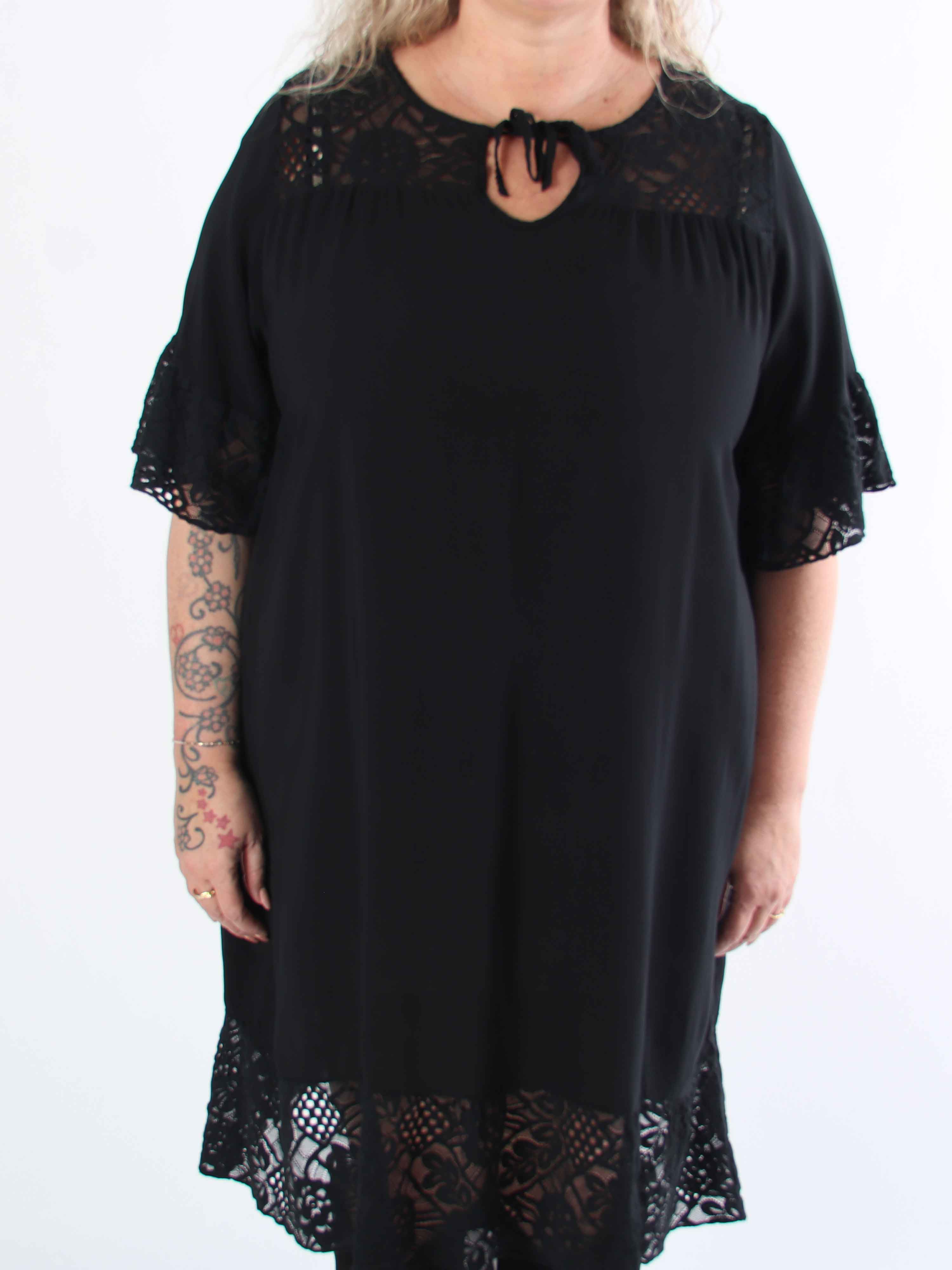 Floriza - Sød plus size kjole i viskose med blondekanter