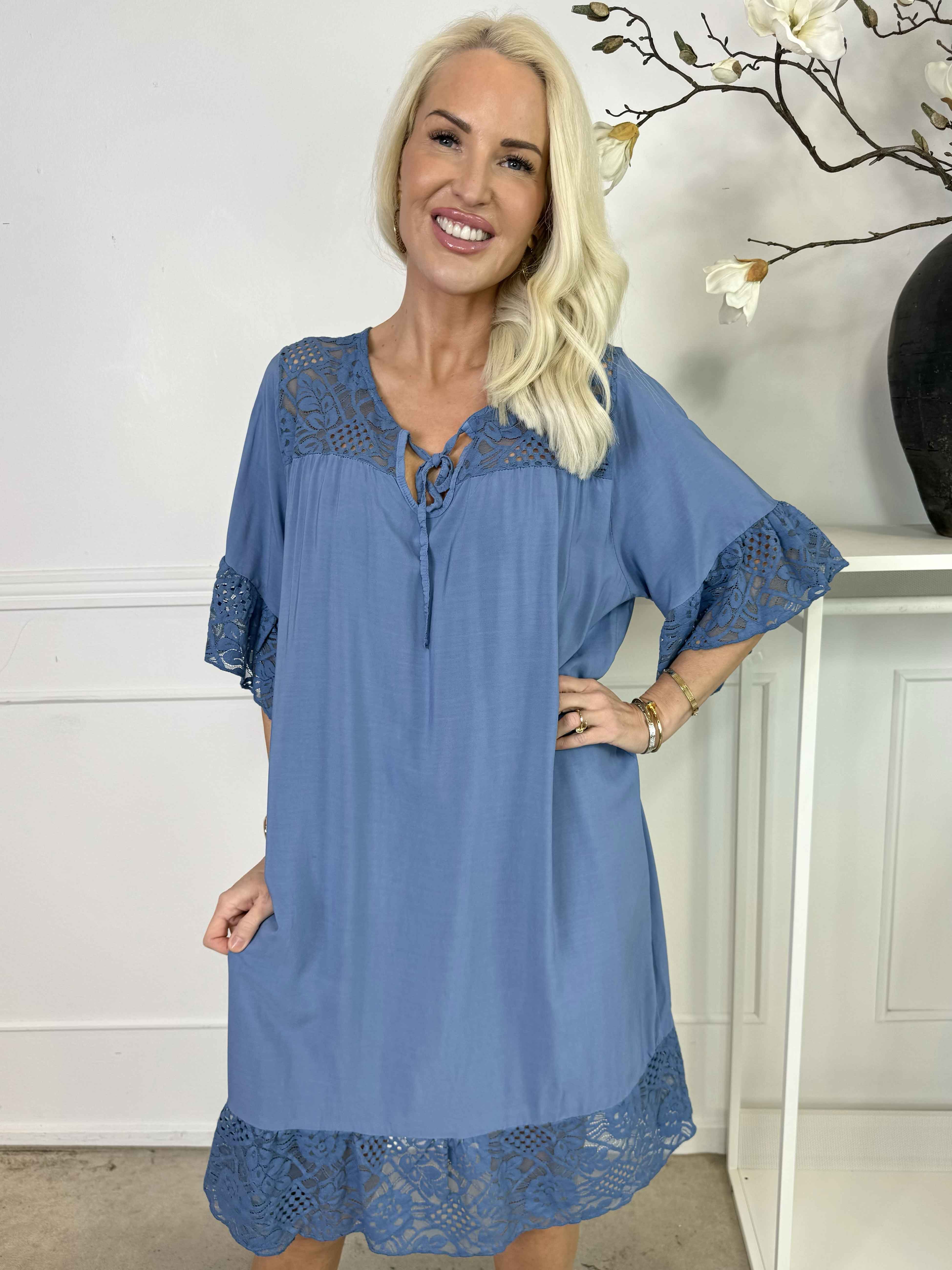 Floriza - Sød kjole i viskose med blondekanter