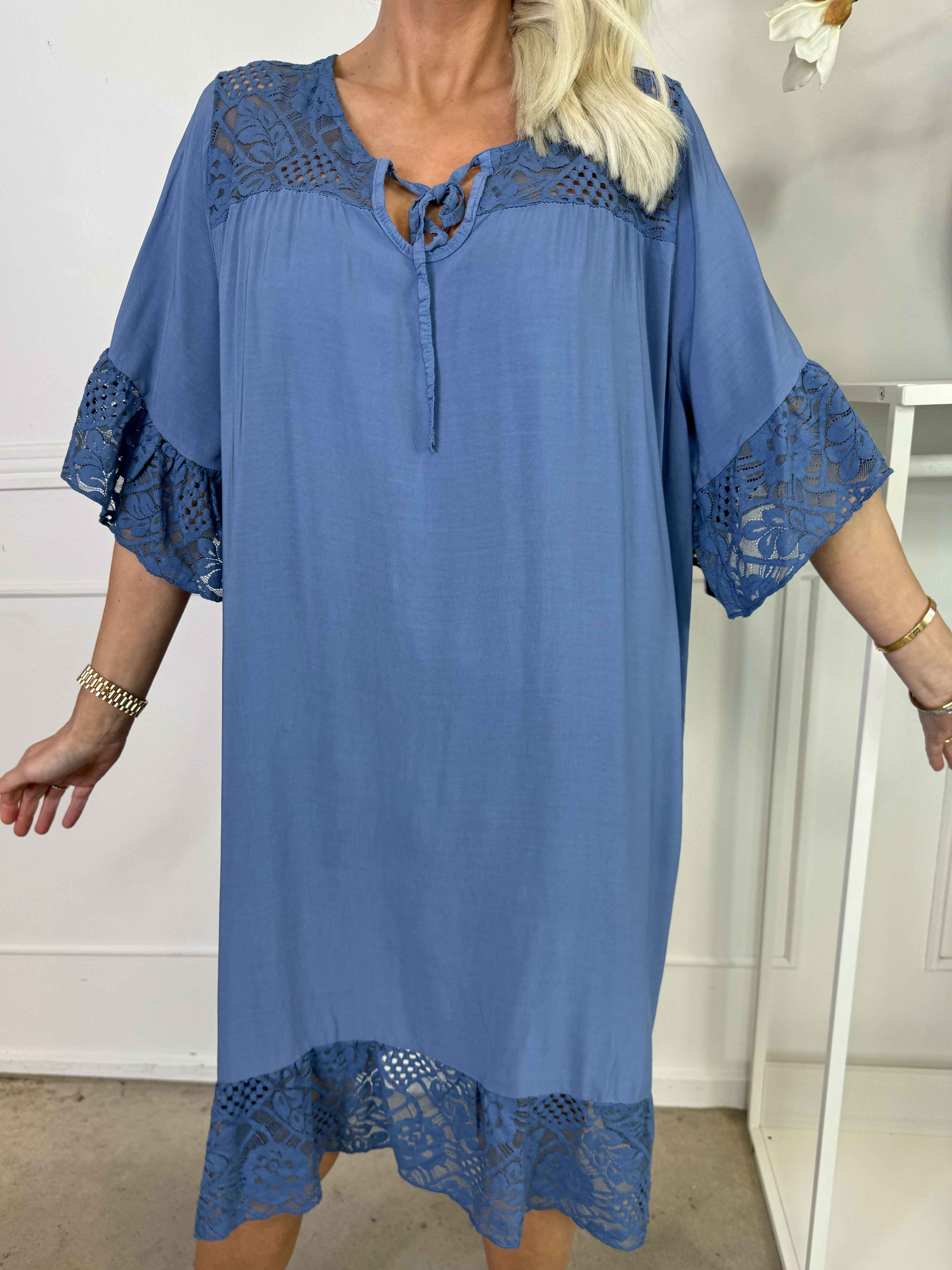 Floriza - Sød kjole i viskose med blondekanter