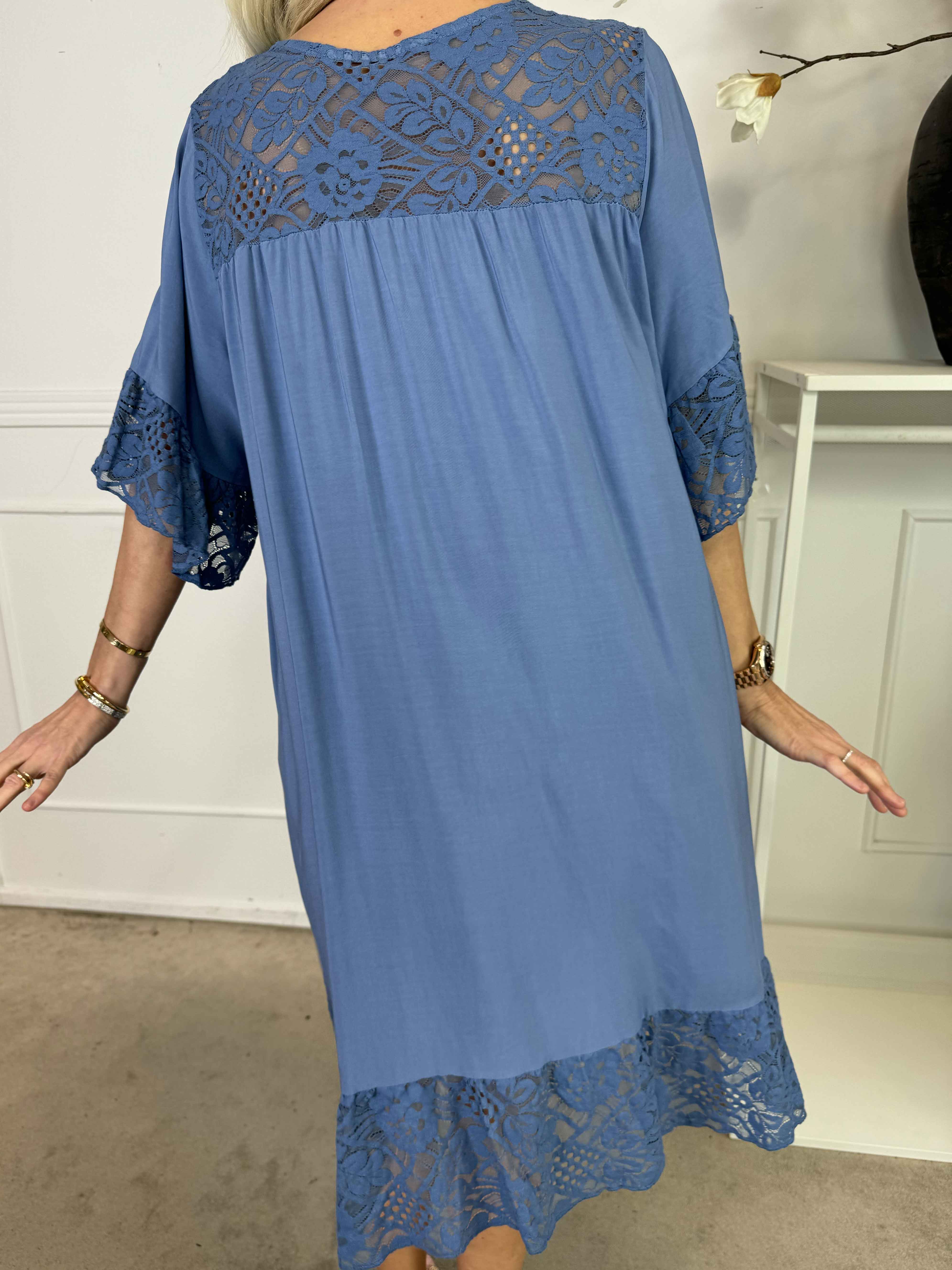 Floriza - Sød kjole i viskose med blondekanter