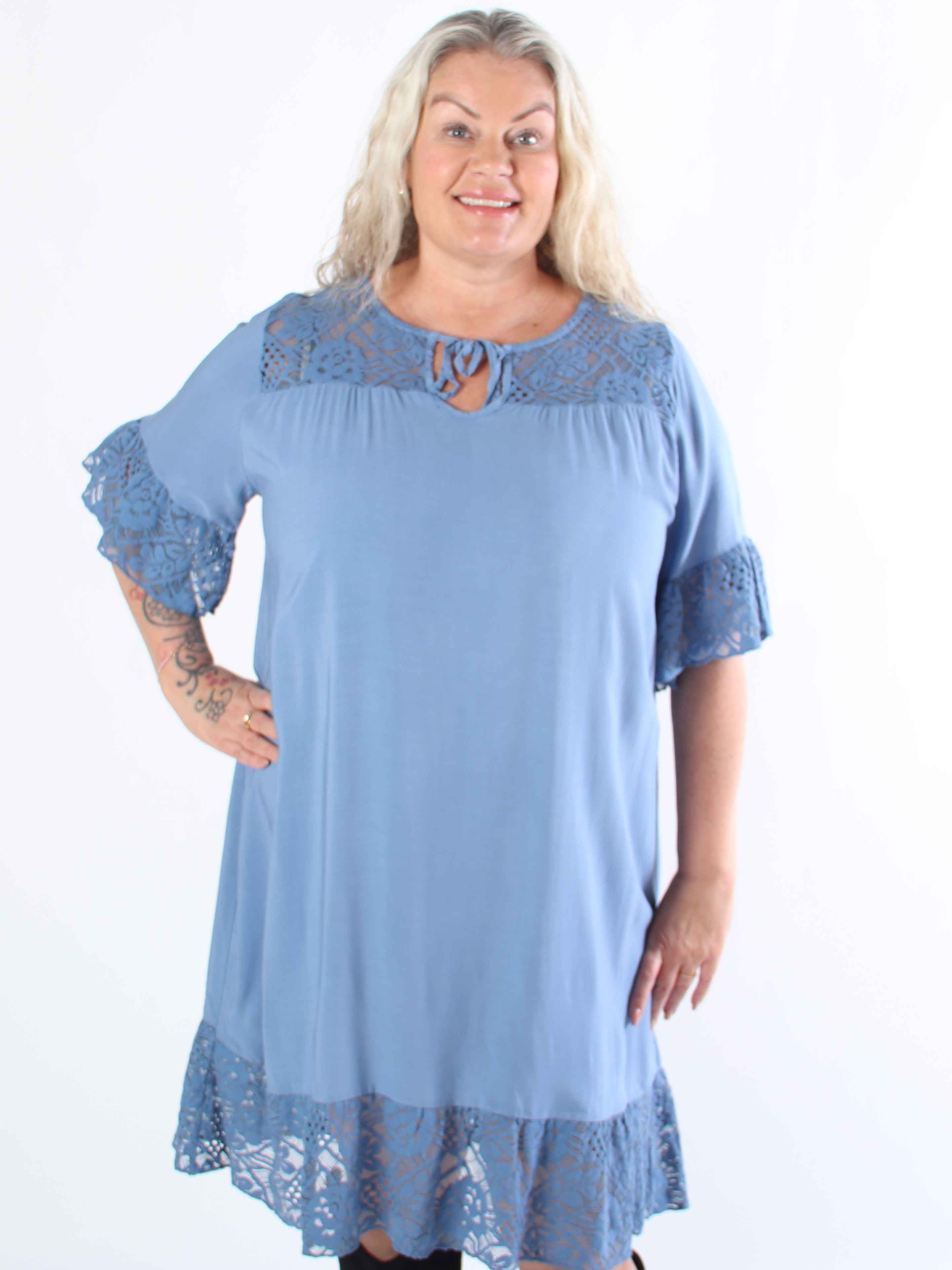 Floriza - Sød plus size kjole i viskose med blondekanter