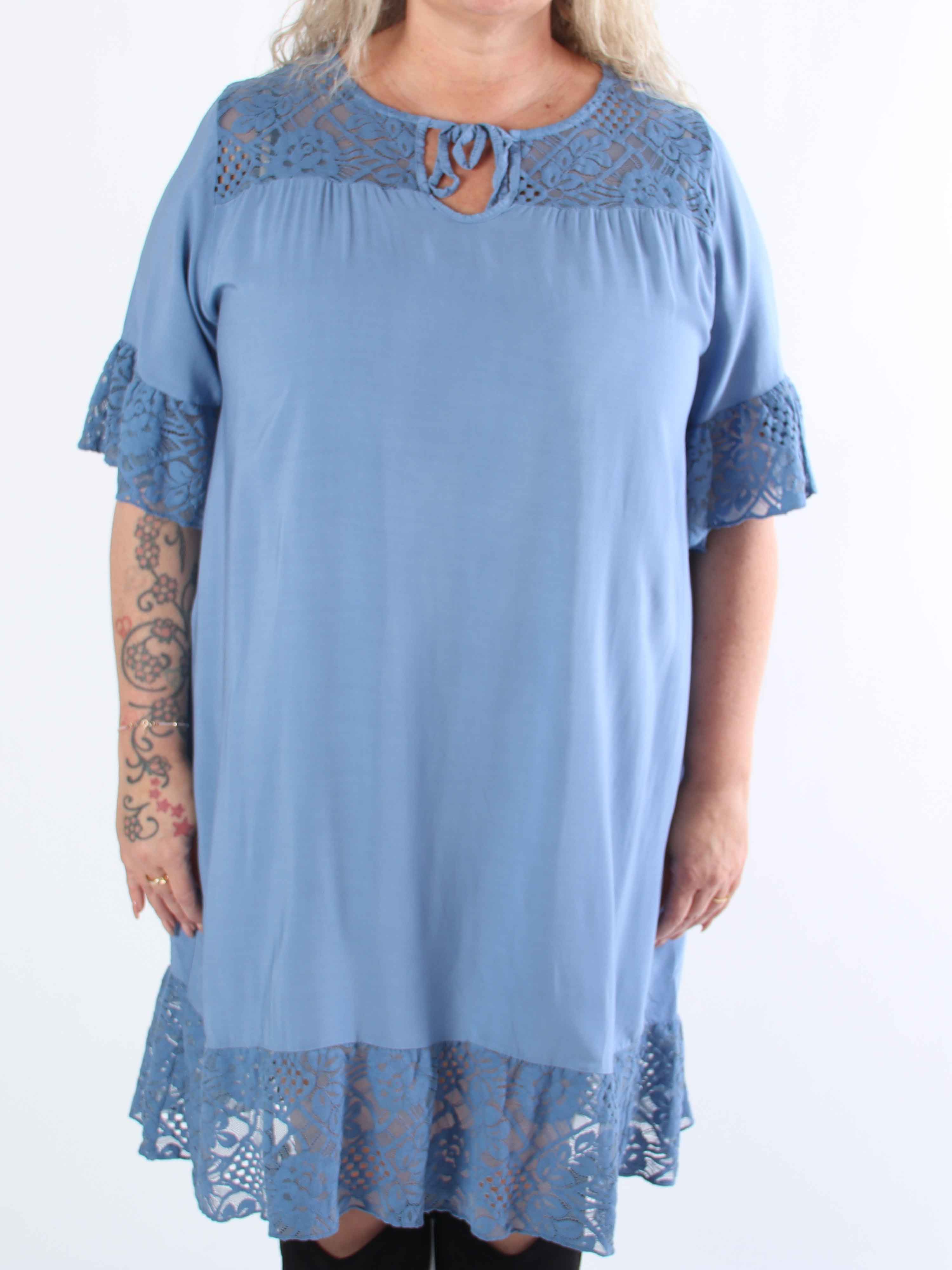 Floriza - Sød plus size kjole i viskose med blondekanter