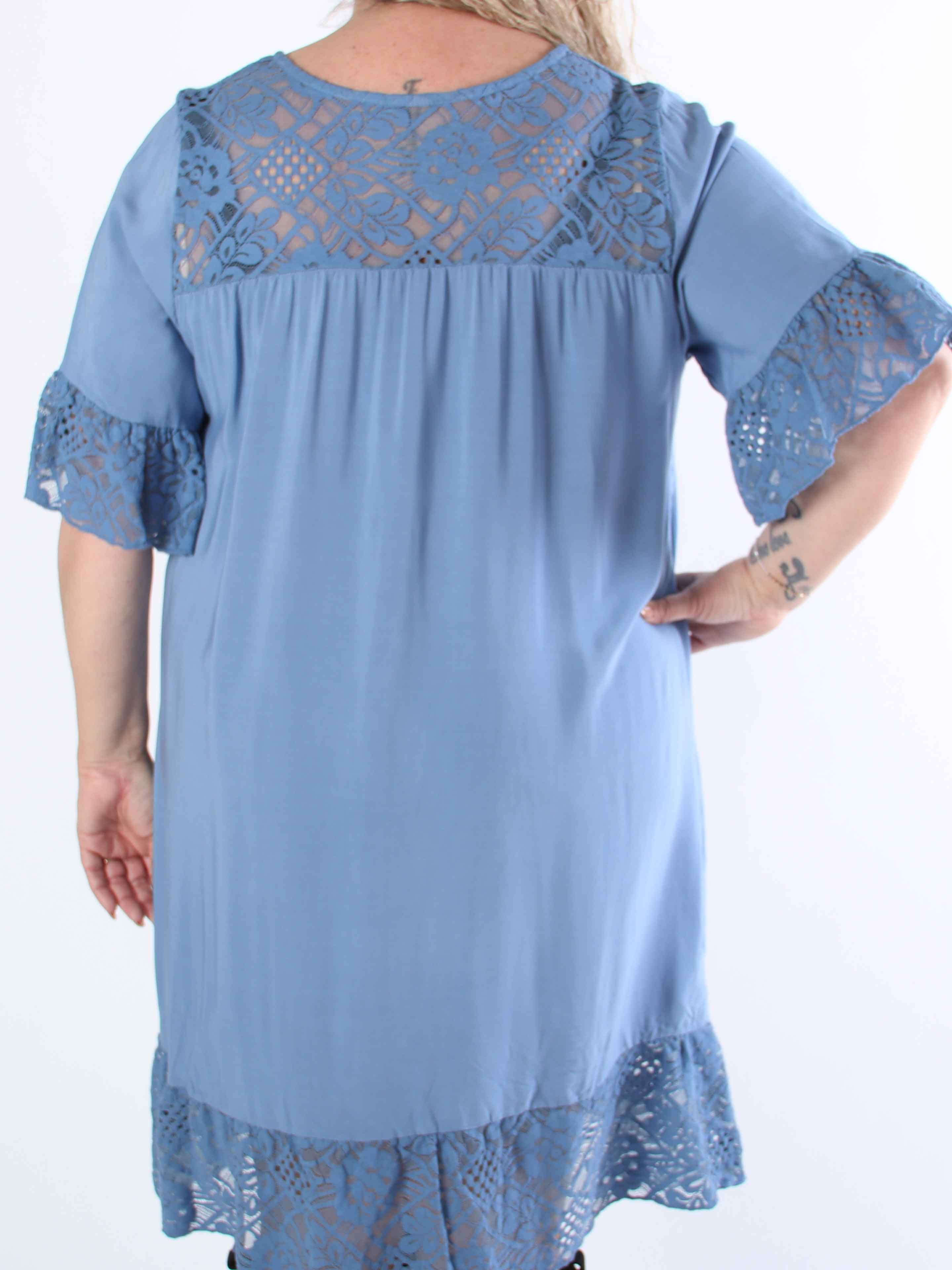 Floriza - Sød plus size kjole i viskose med blondekanter