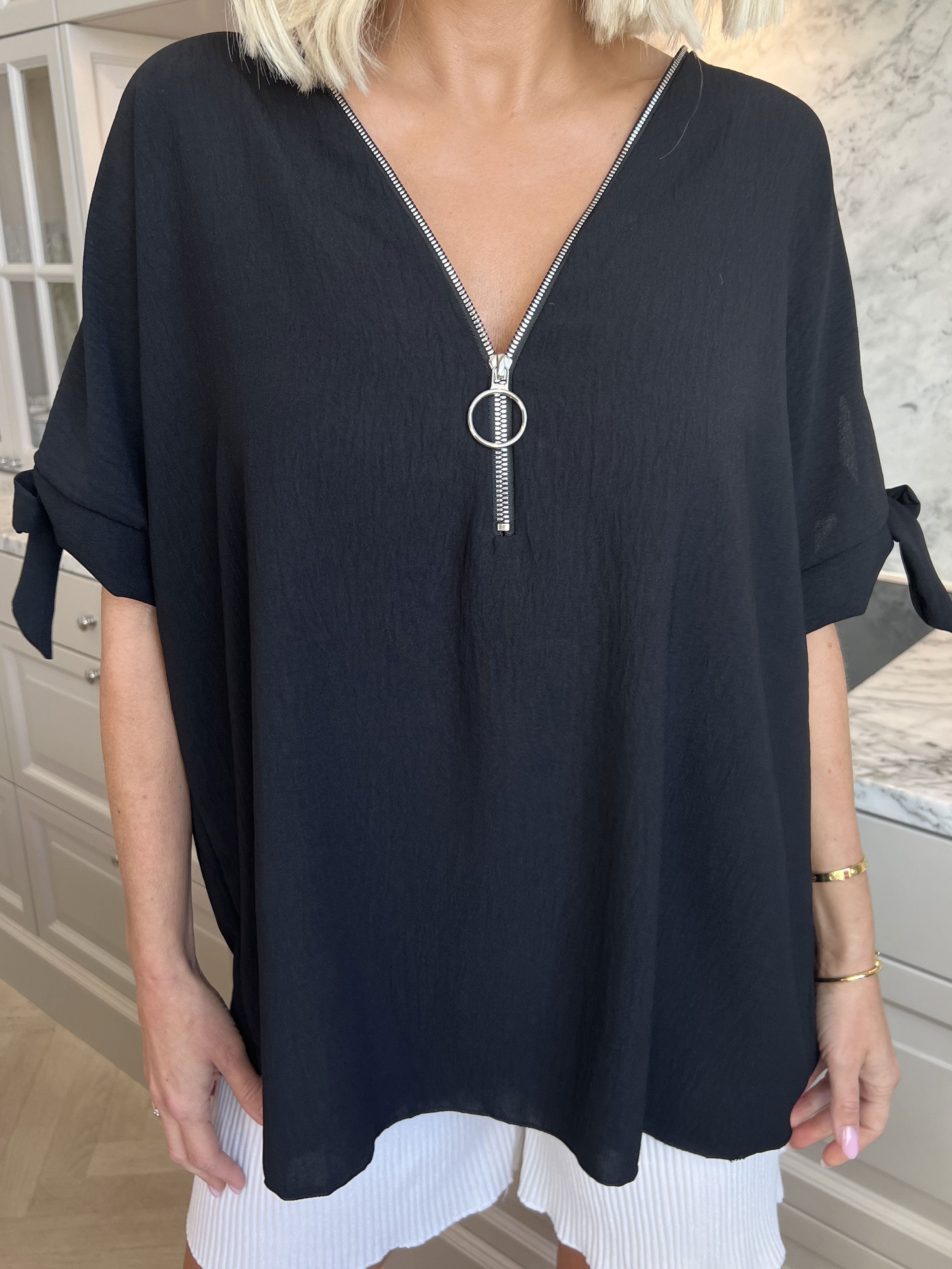 Frankie - Tunika med lynlås og sløje på ærmerne