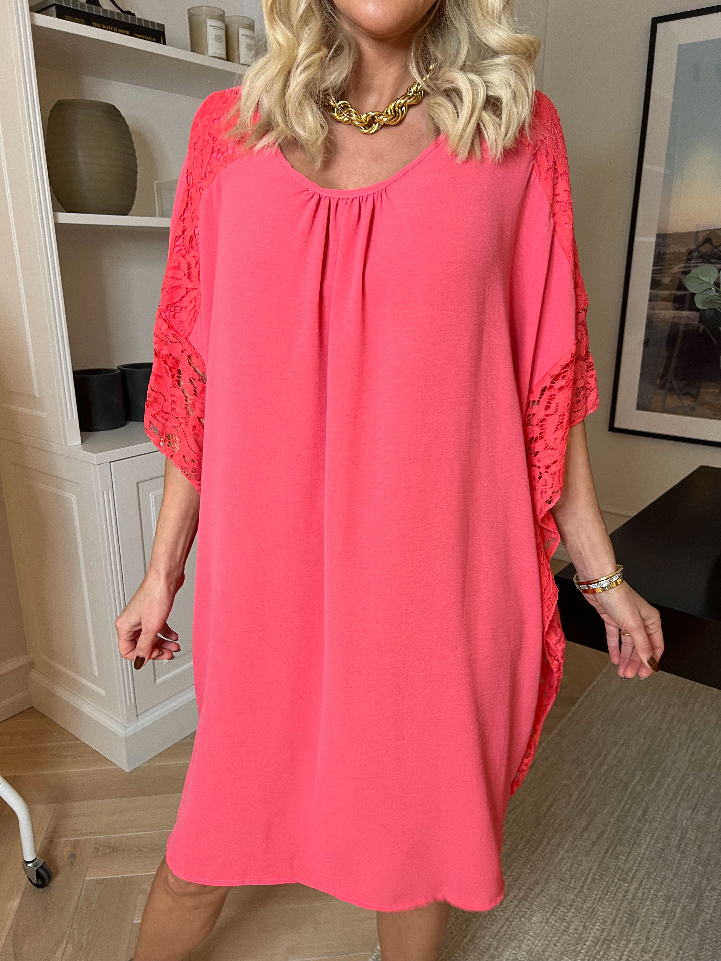 Frazzine - Kjole i løs pasform med blondekant ved ærmerne