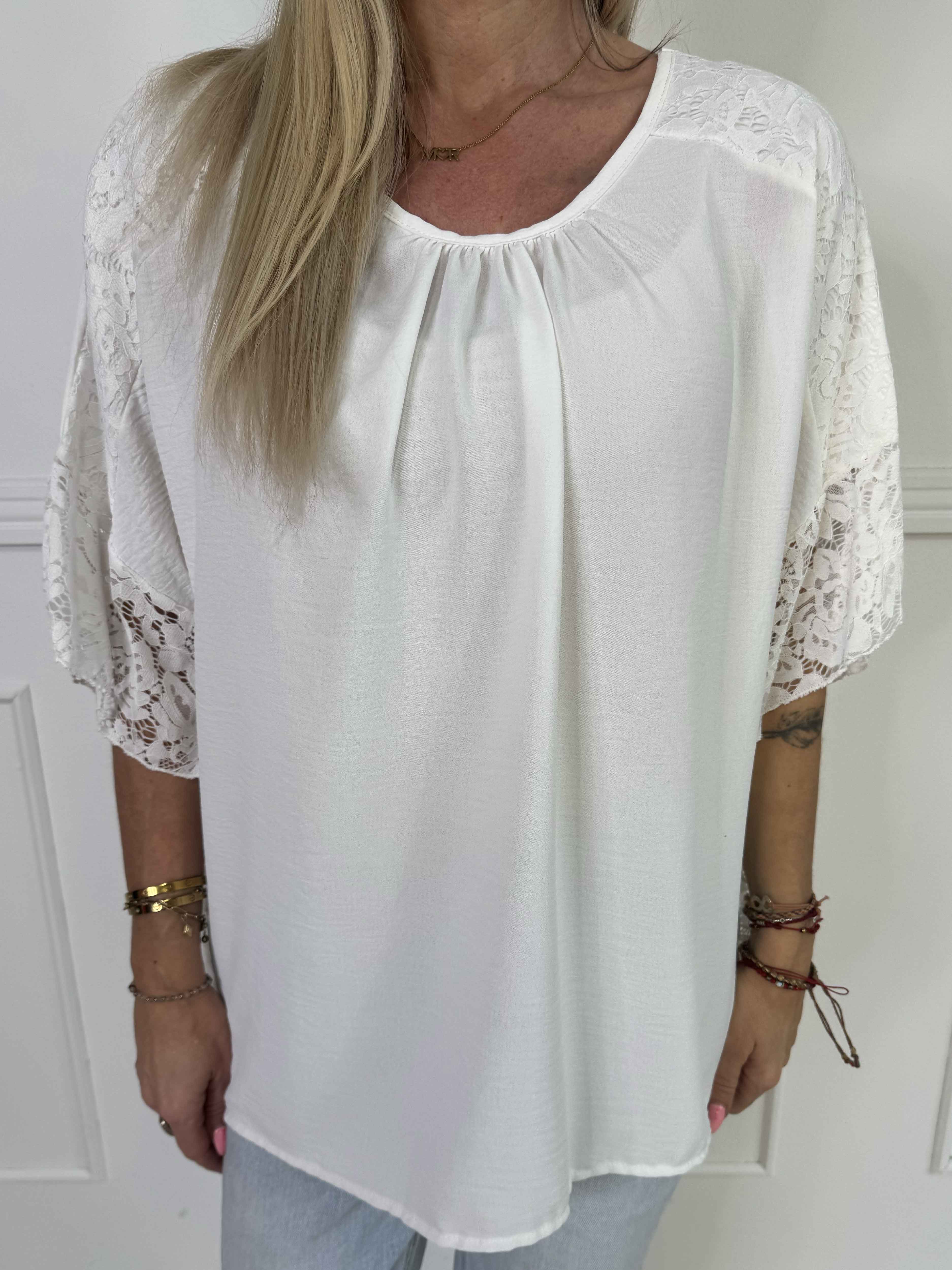 Frazzine Shirt - Tunika i løs pasform med blondekant ved ærmerne