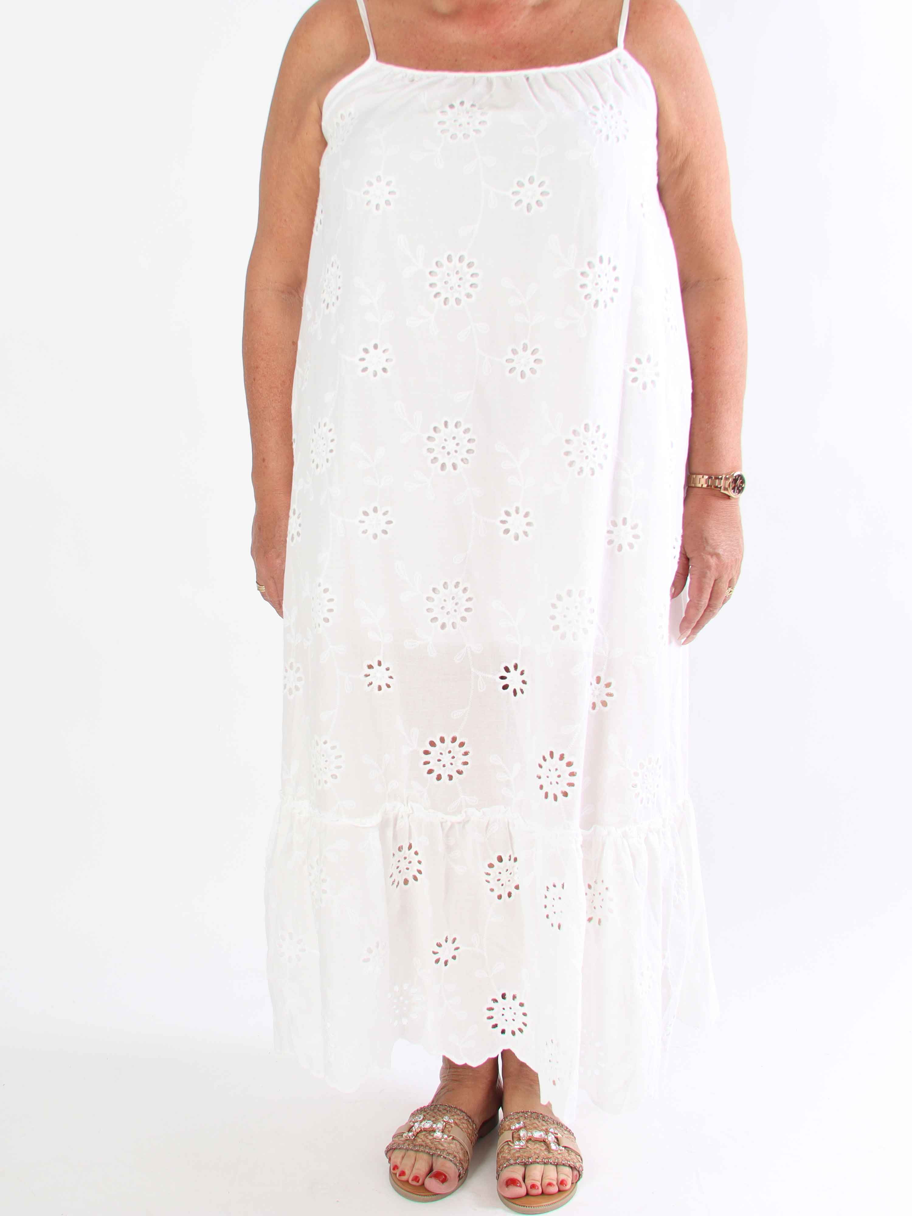 Freya - Plus size kjole i bomuld med broderie anglaise foran