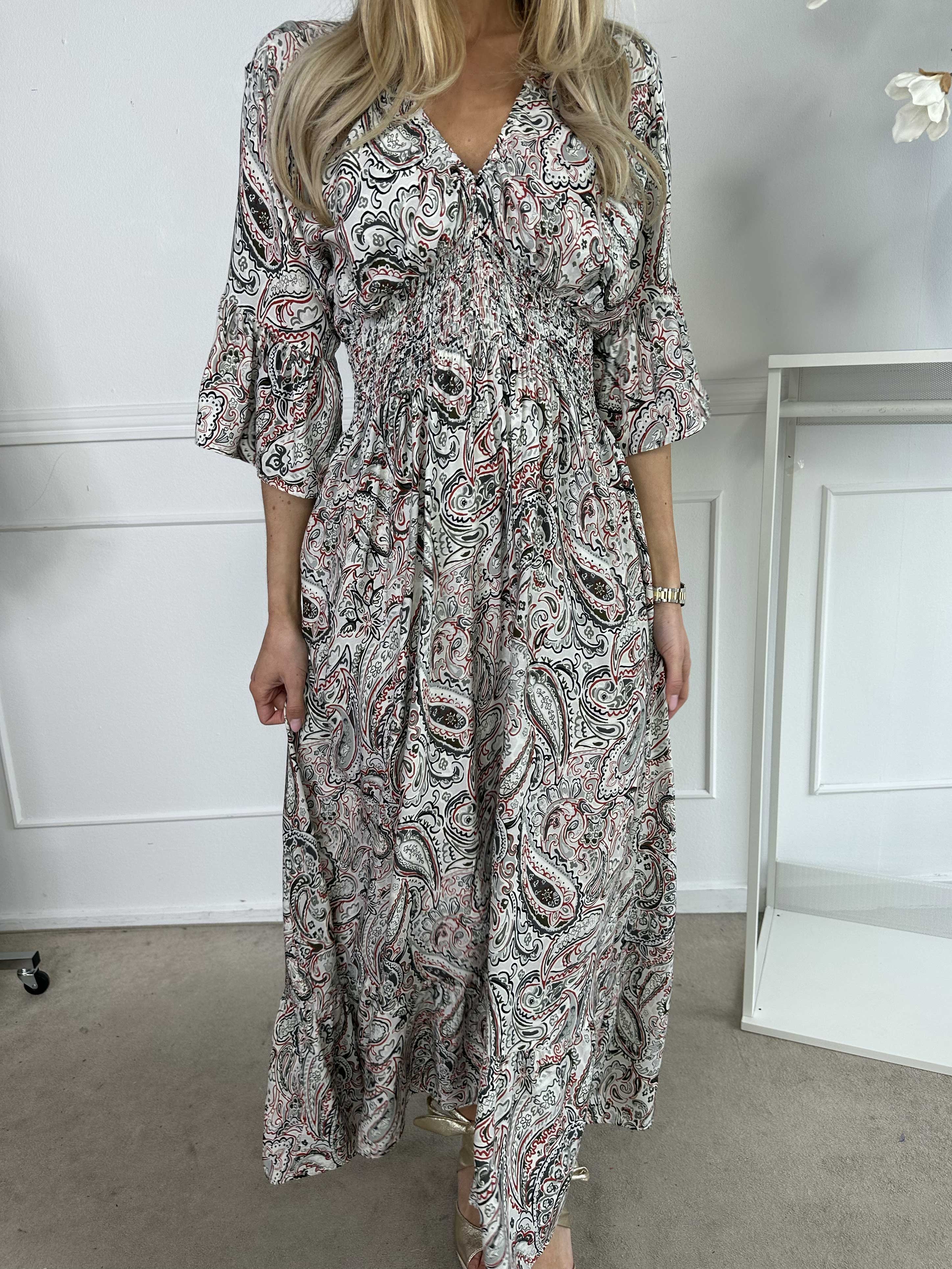 Freja - Mønstret kjole med smock i taljen