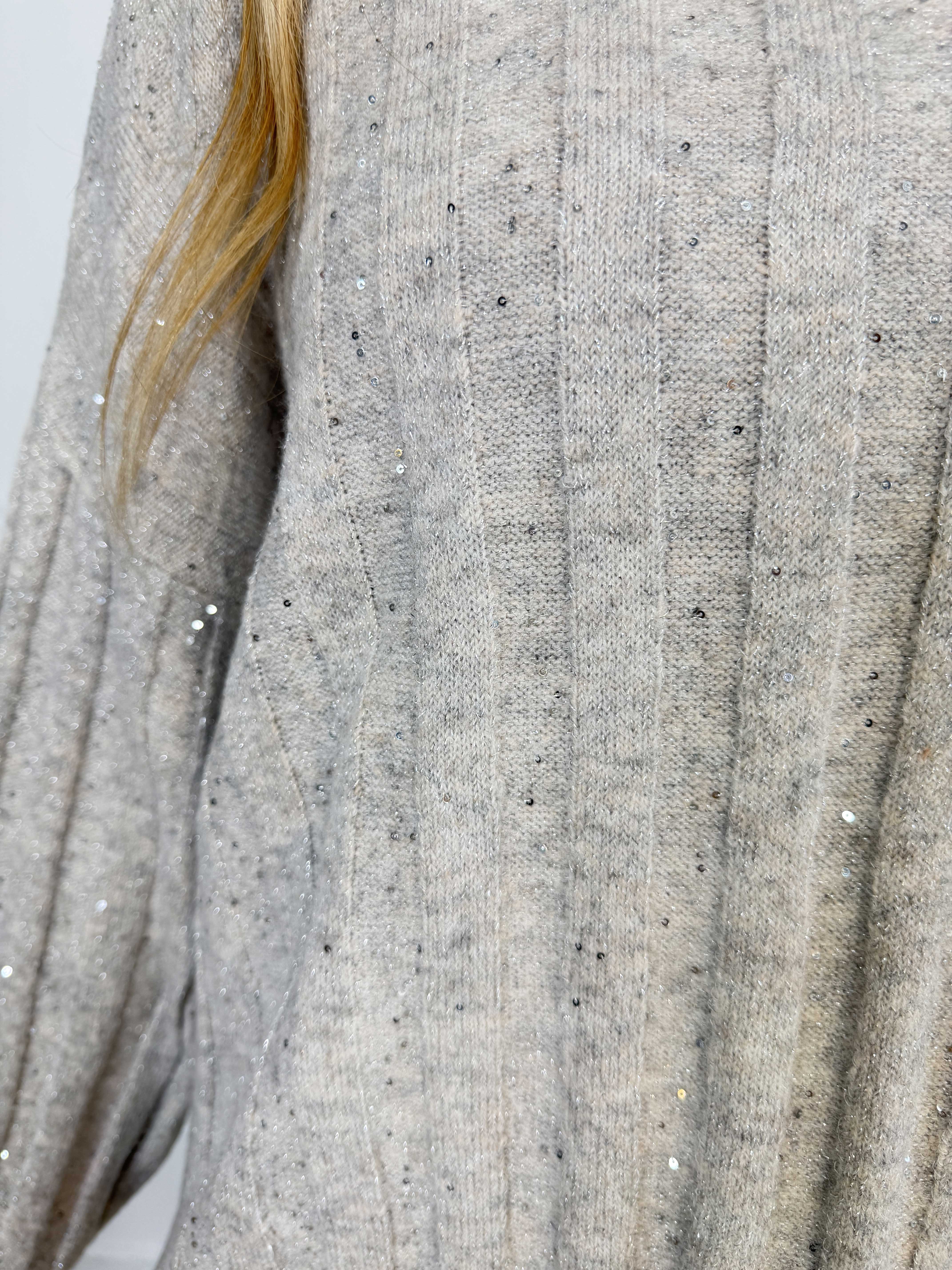 Freja - Fin strik med glitrende tråde og små pailletter, der tilfører et elegant og festligt touch