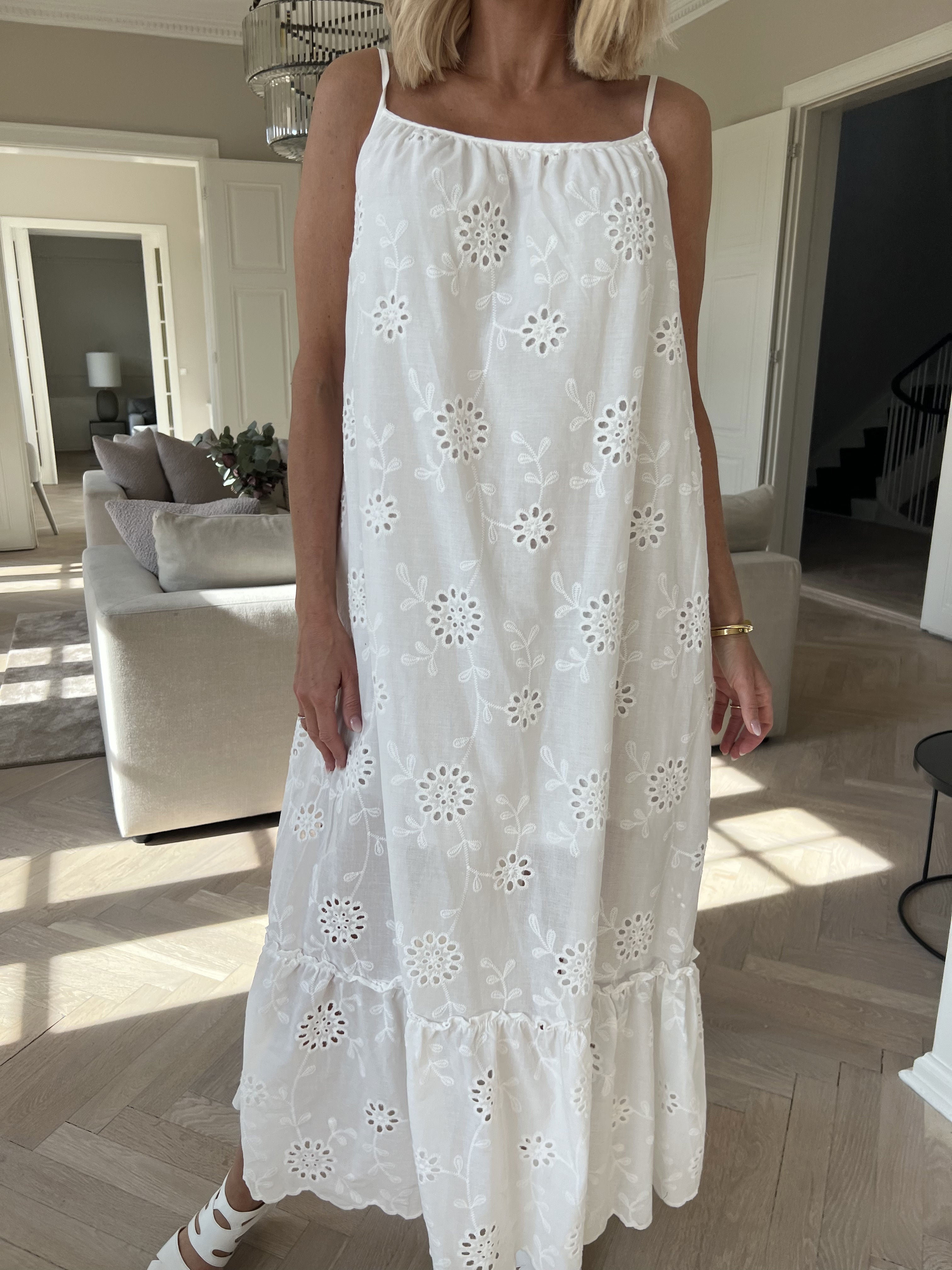 Freya - Lang kjole i bomuld med broderie anglaise foran