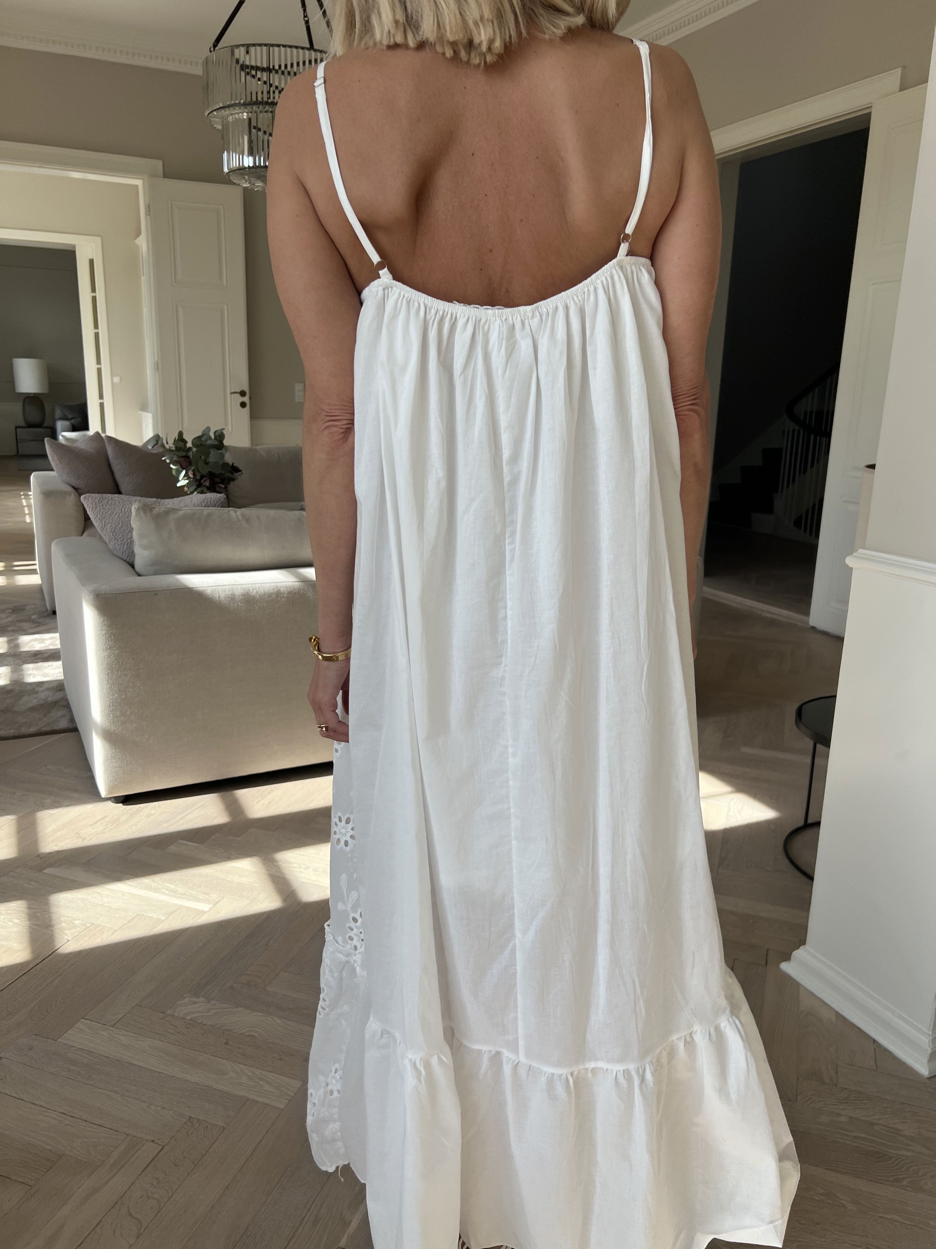 Freya - Lang kjole i bomuld med broderie anglaise foran