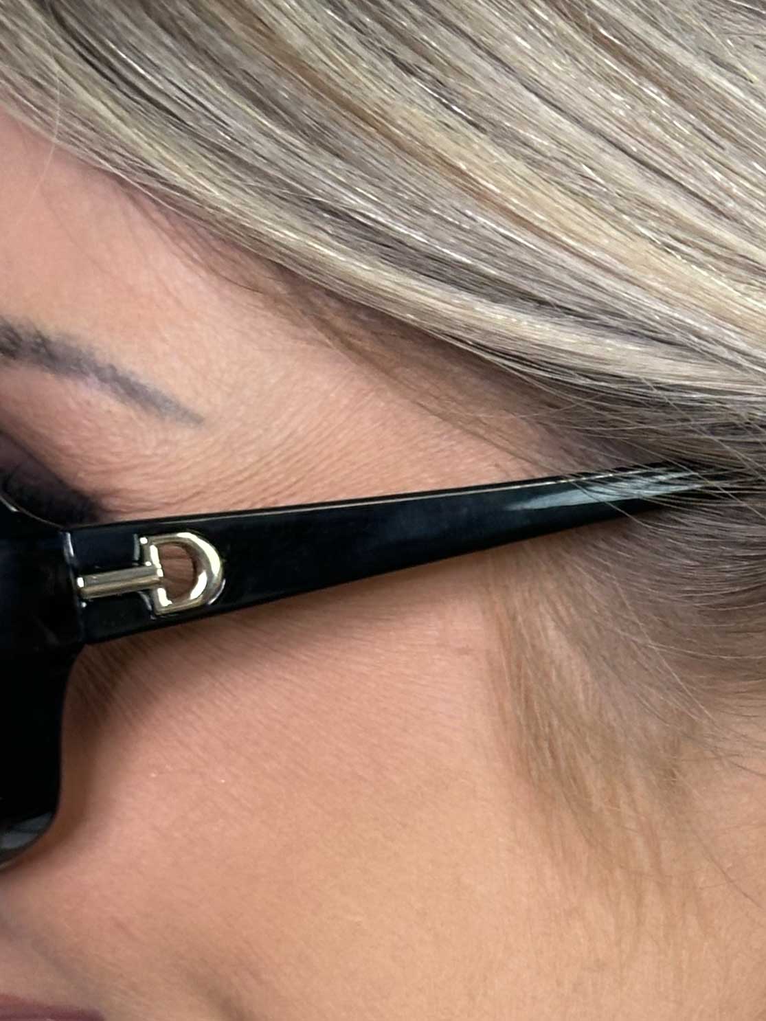 Frida - Solbriller med smal stel og lille guld detalje