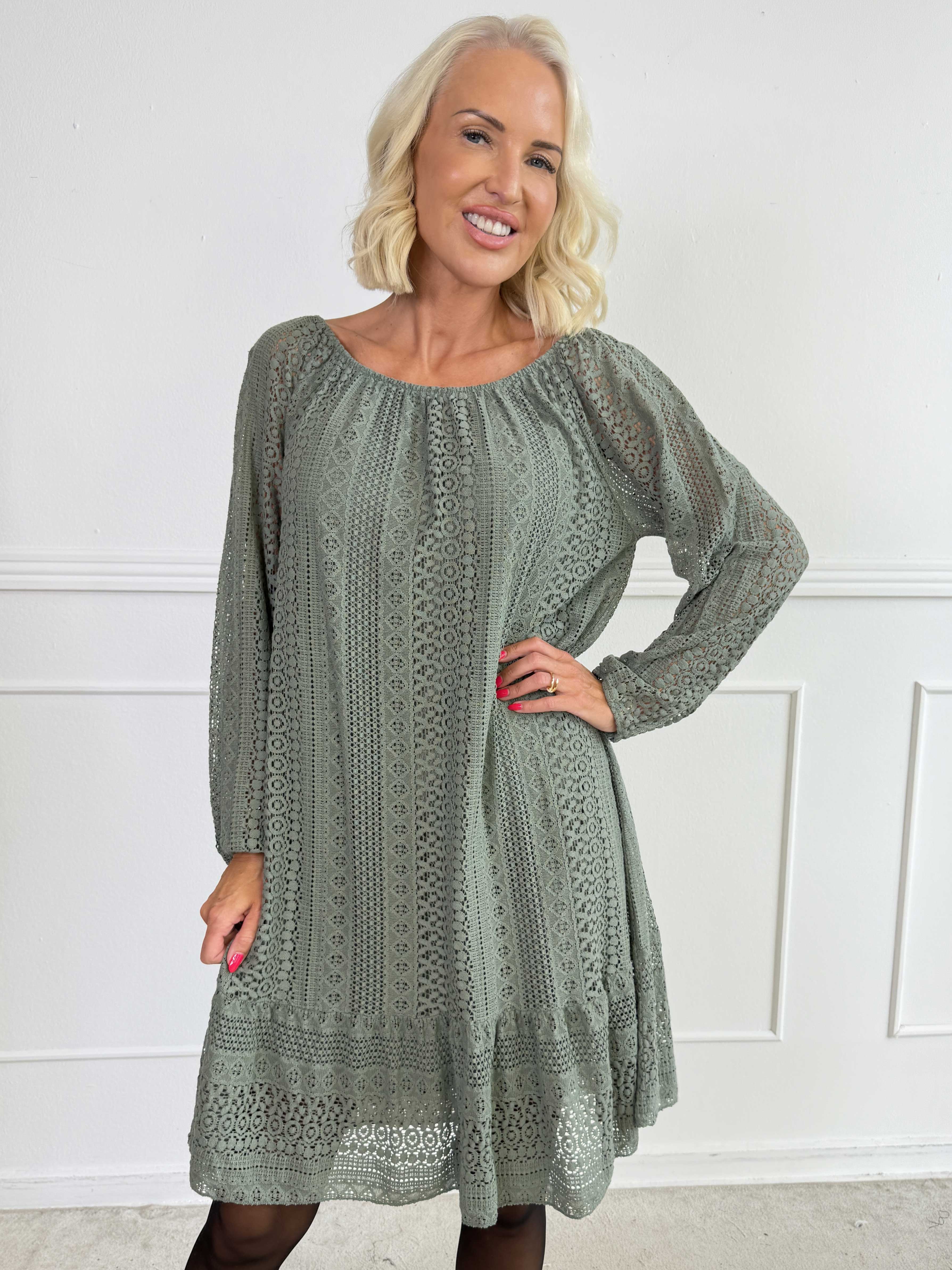 Galateia Long Sleeve - Feminin kjole i blød bomuldsblonde