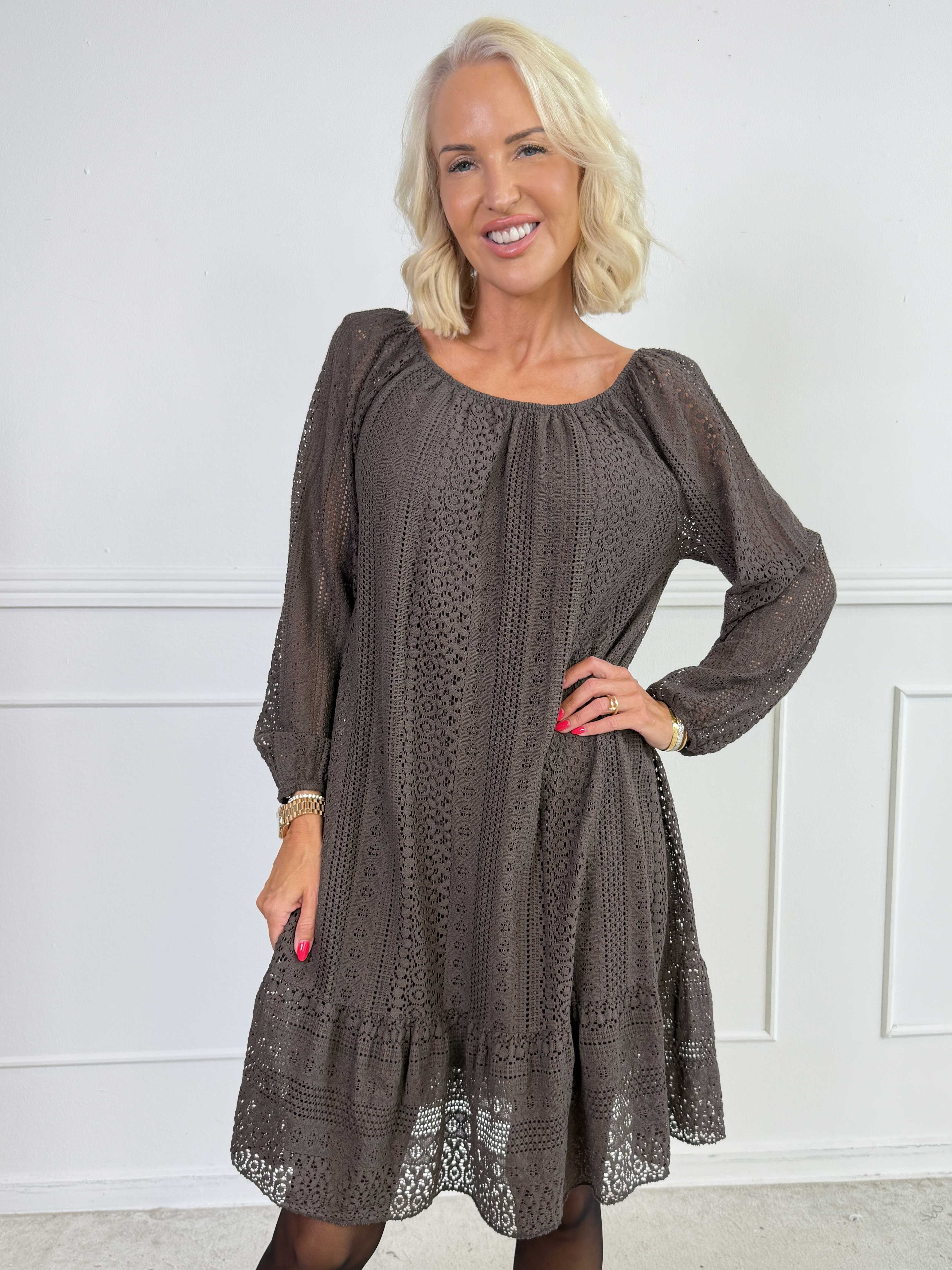 Galateia Long Sleeve - Feminin kjole i blød bomuldsblonde