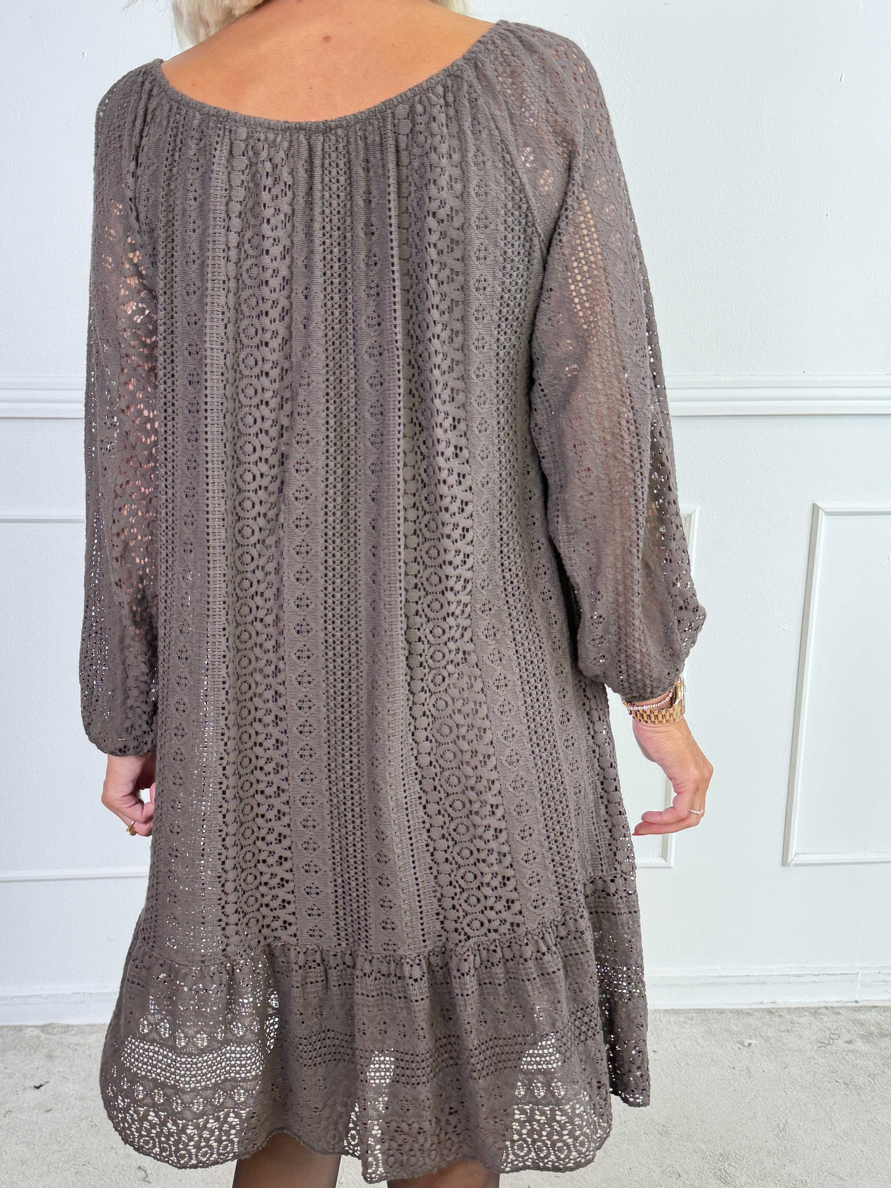 Galateia Long Sleeve - Feminin kjole i blød bomuldsblonde