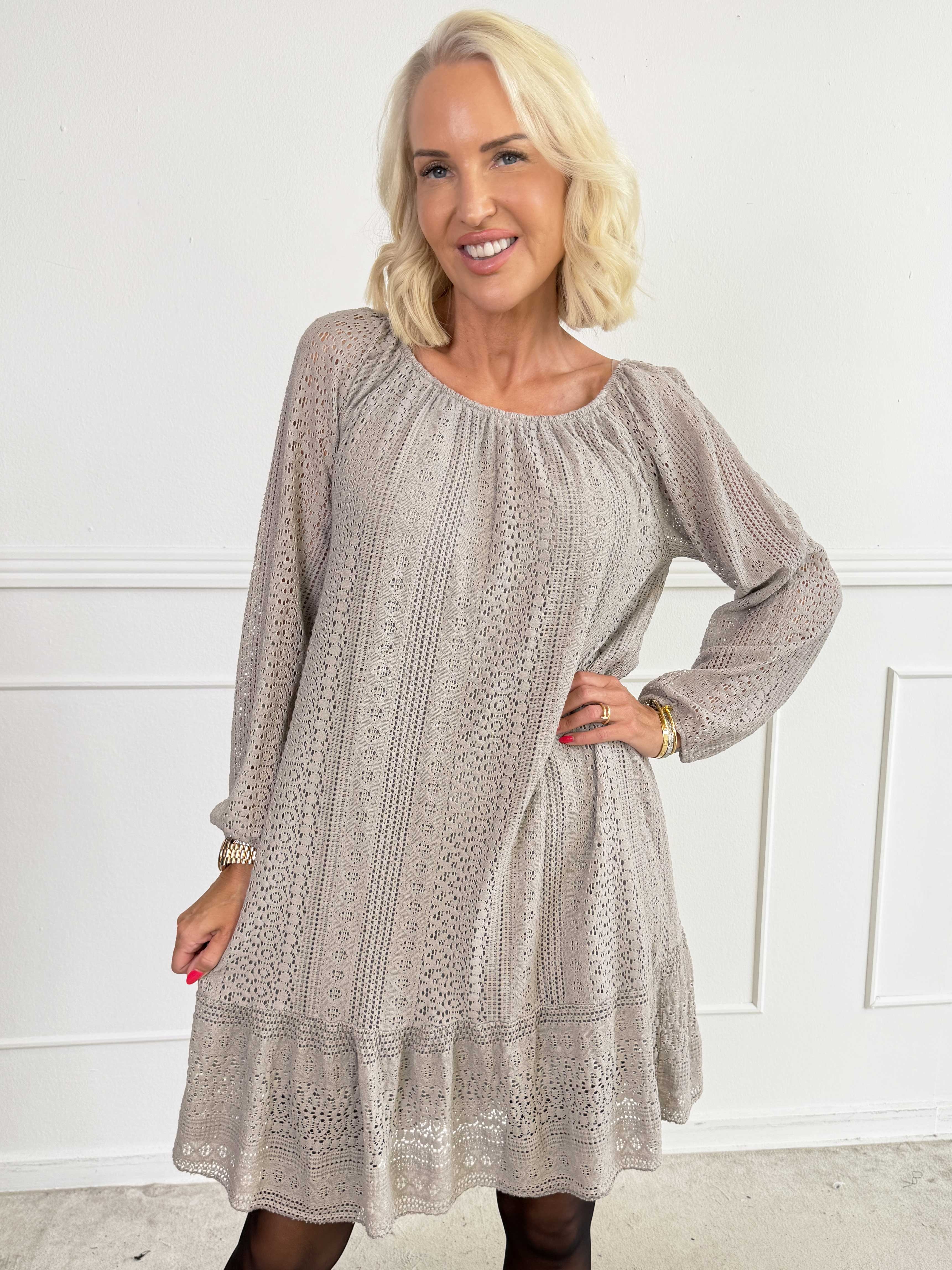 Galateia Long Sleeve - Feminin kjole i blød bomuldsblonde