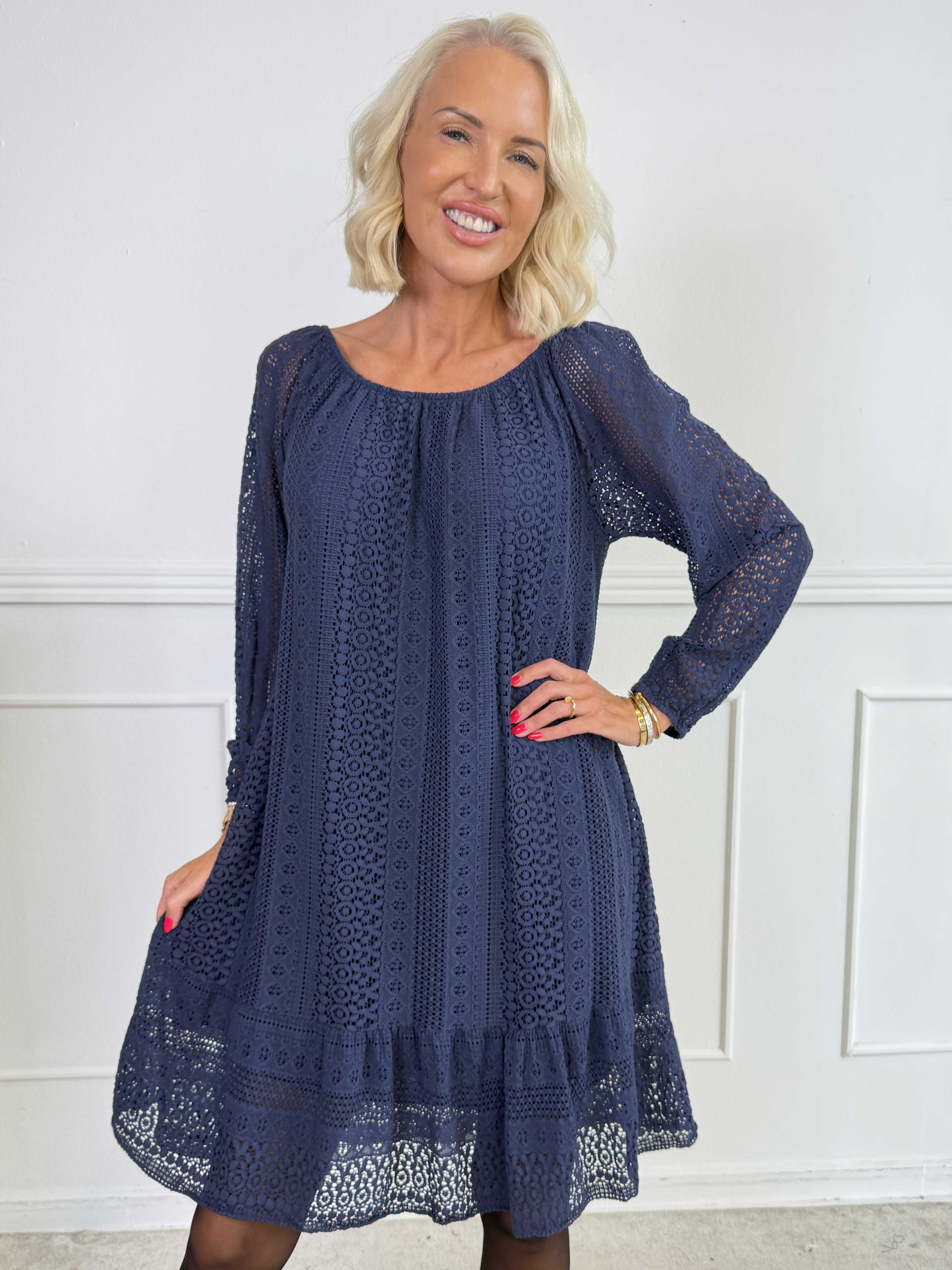 Galateia Long Sleeve - Feminin kjole i blød bomuldsblonde