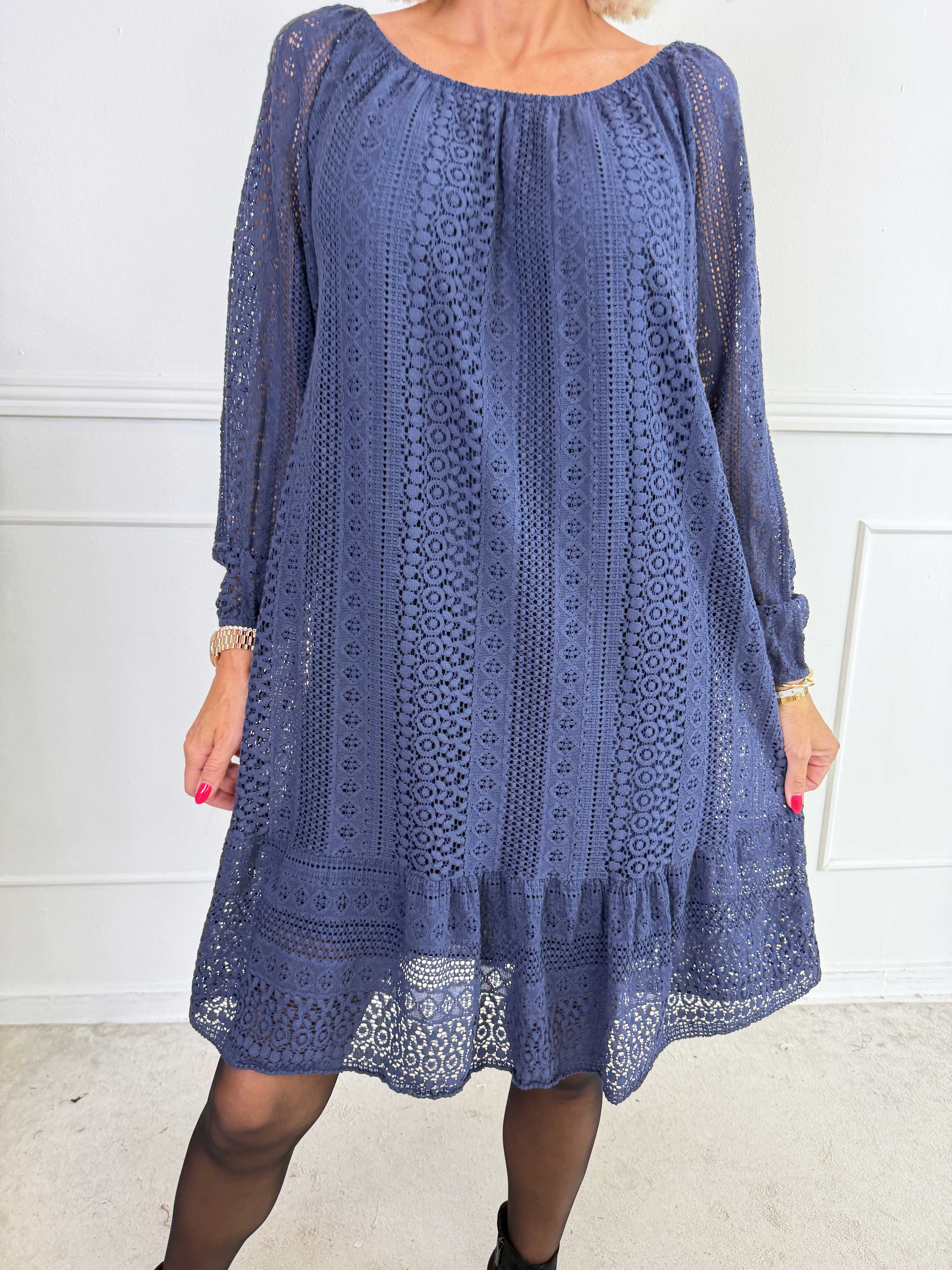 Galateia Long Sleeve - Feminin kjole i blød bomuldsblonde