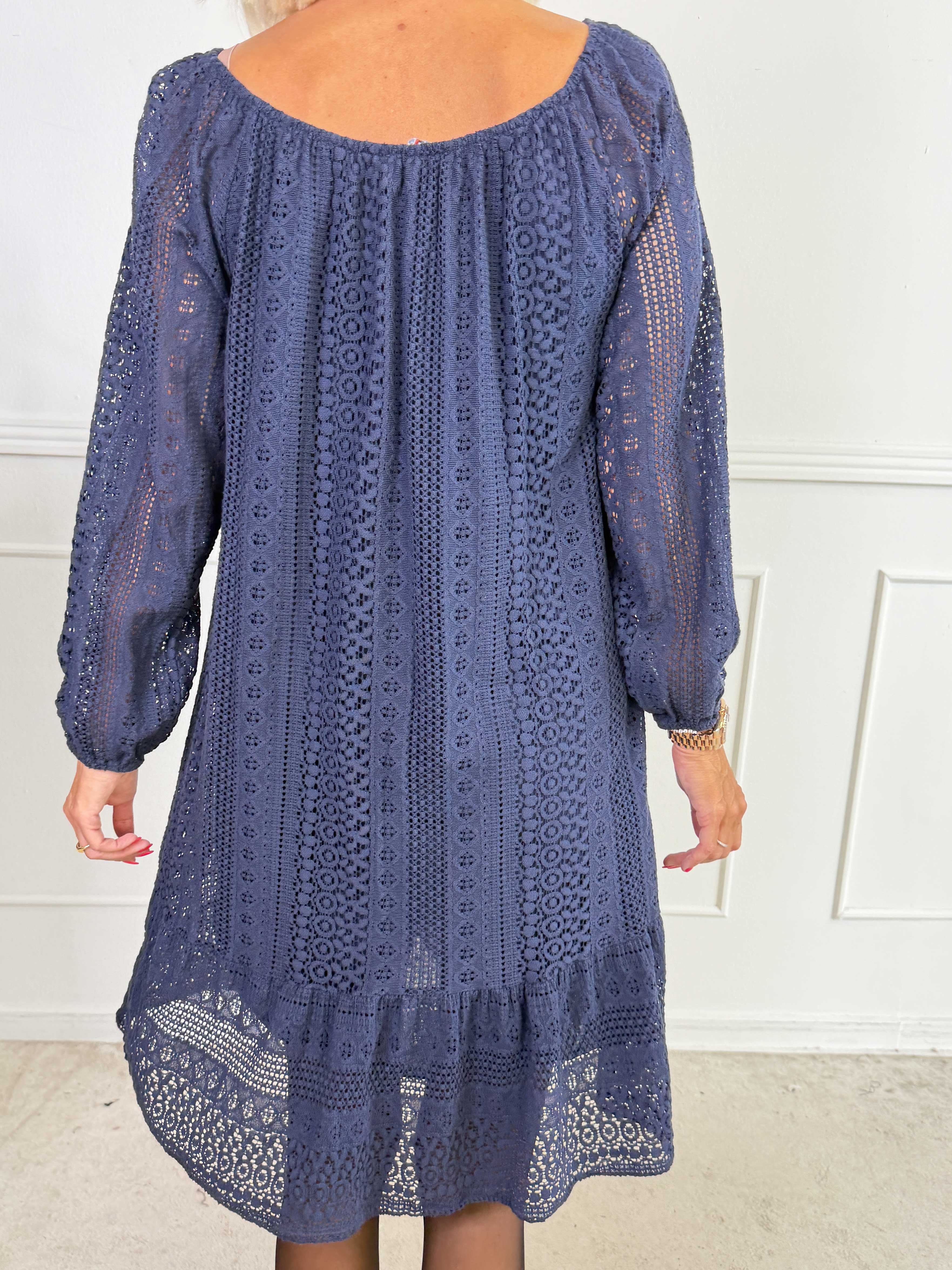 Galateia Long Sleeve - Feminin kjole i blød bomuldsblonde