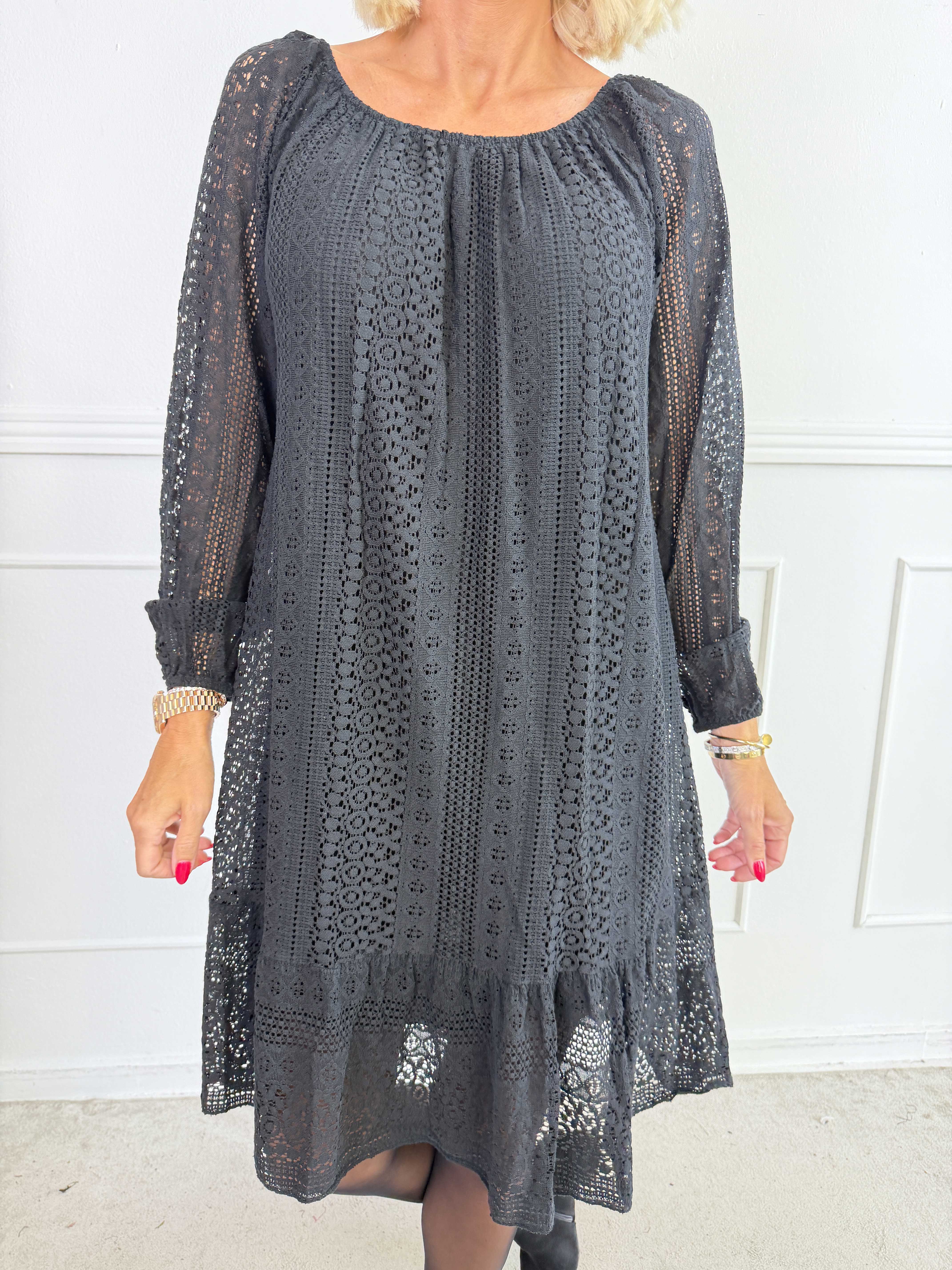Galateia Long Sleeve - Feminin kjole i blød bomuldsblonde