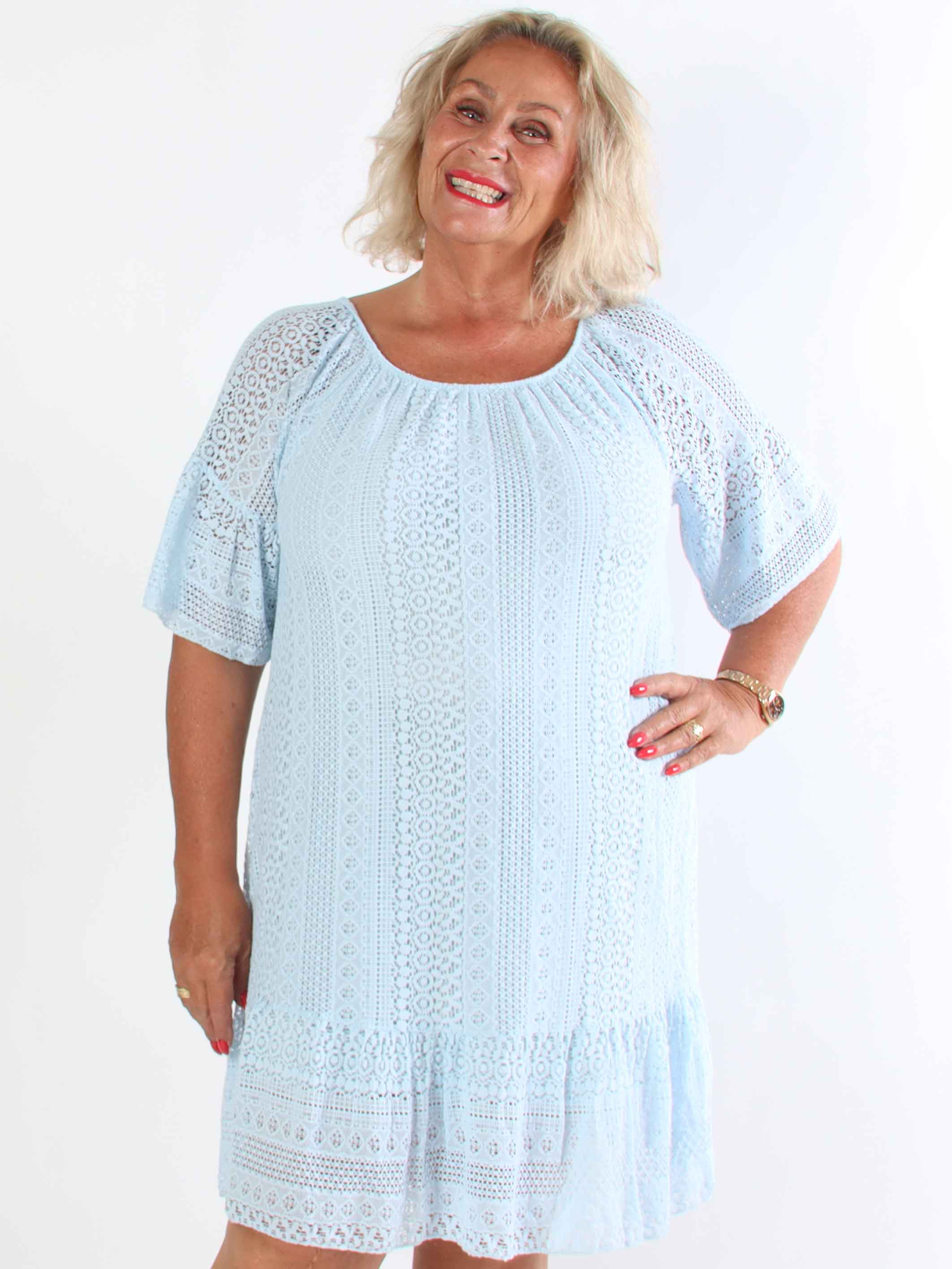 Galateia Sleeves - Plus size kjole i blød blonde i bomuld