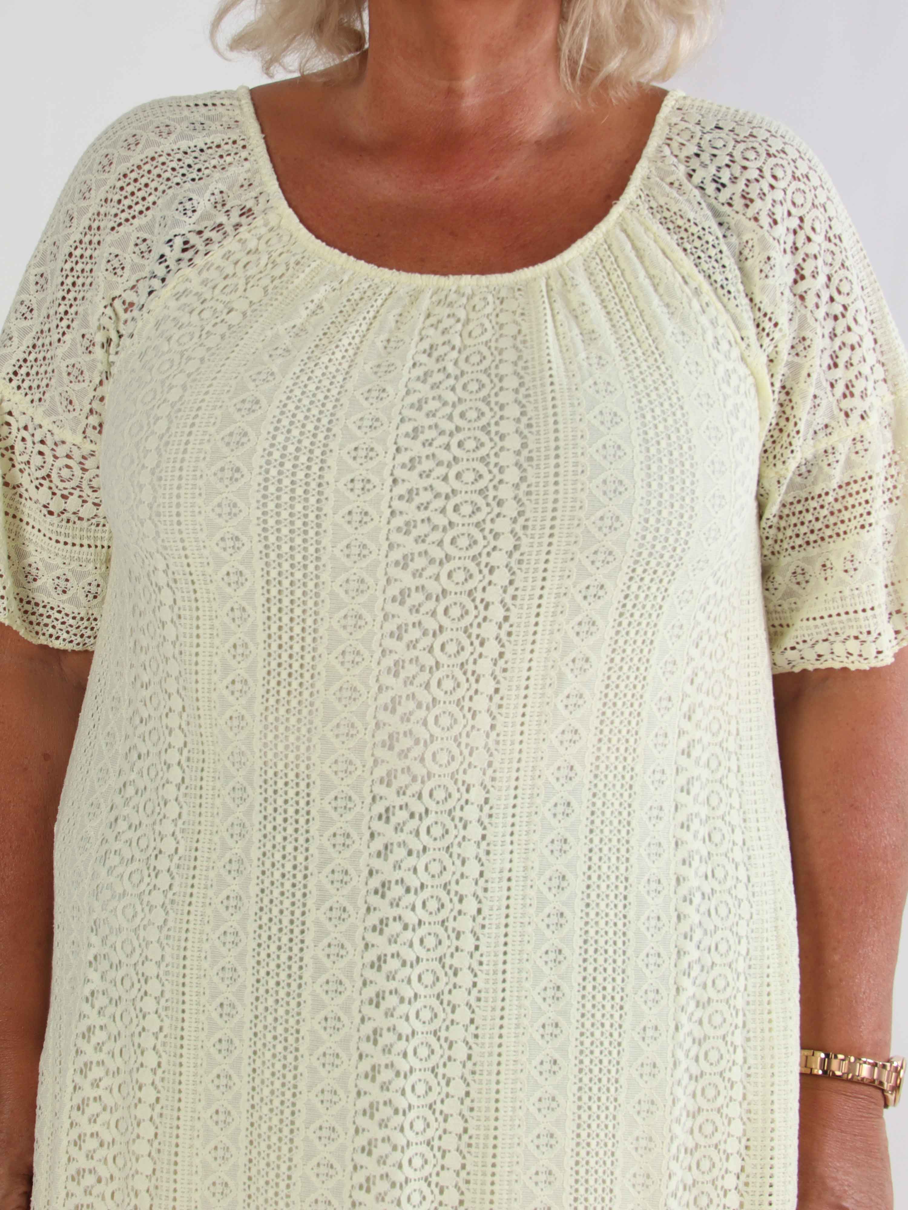 Galateia Sleeves - Plus size kjole i blød blonde i bomuld