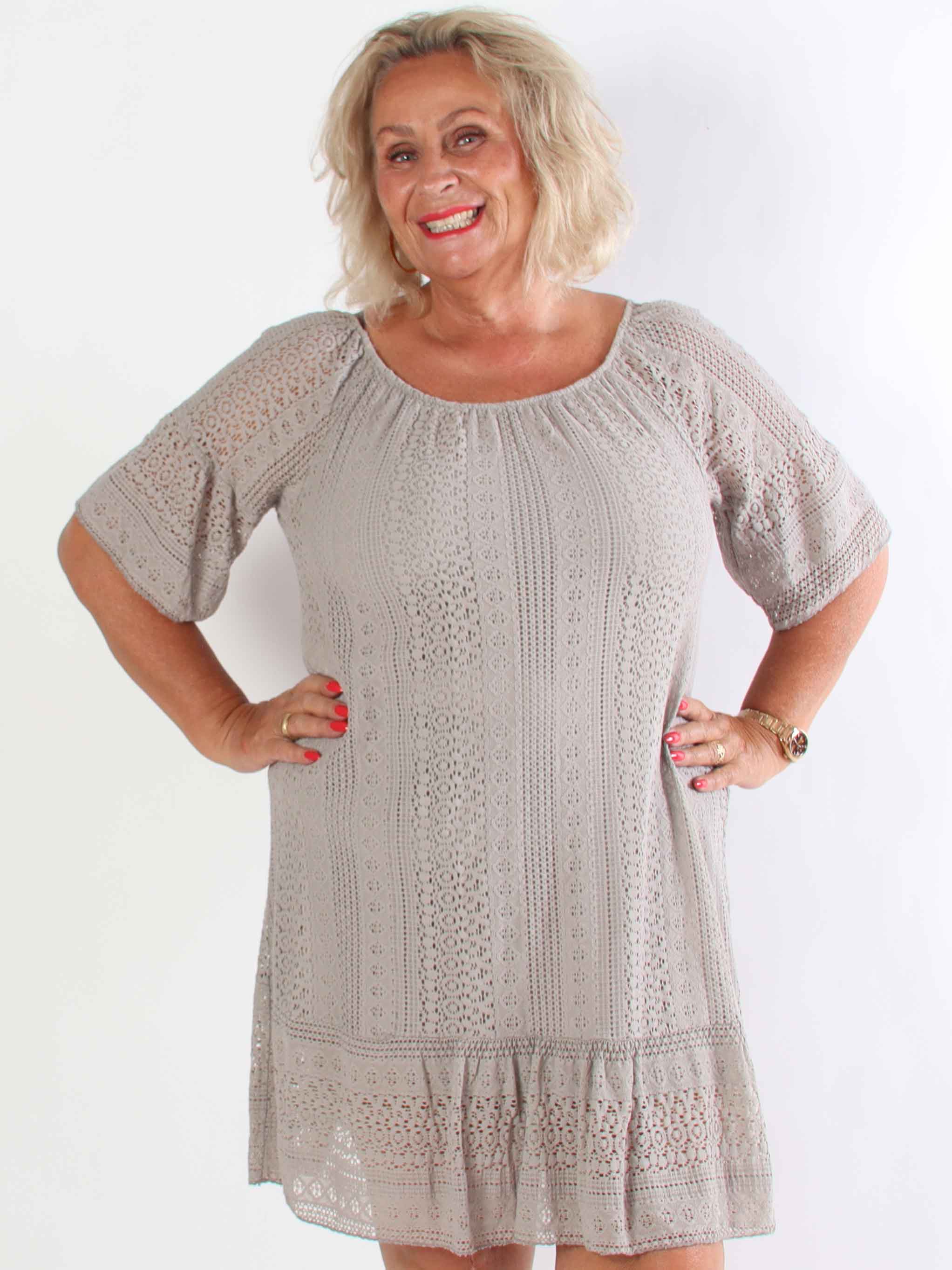 Galateia Sleeves - Plus size kjole i blød blonde i bomuld