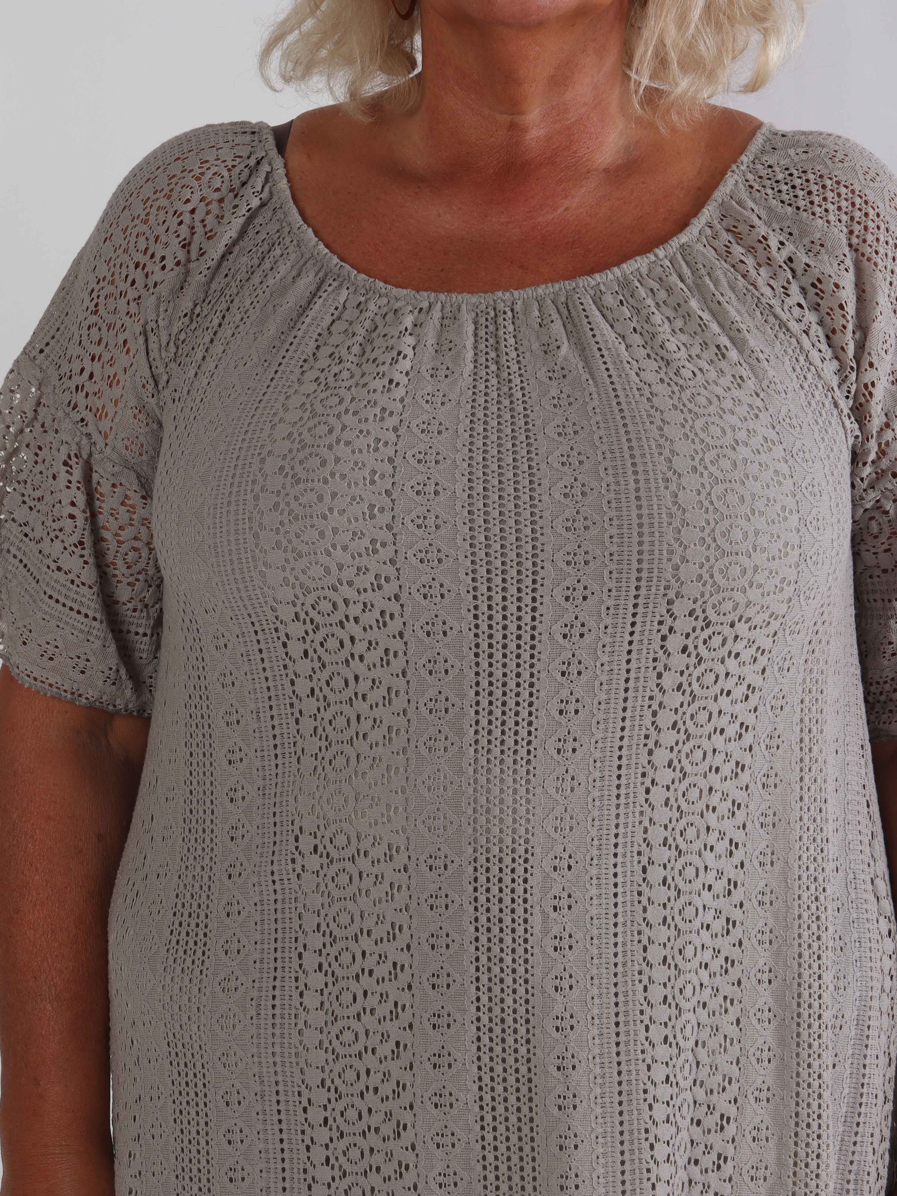 Galateia Sleeves - Plus size kjole i blød blonde i bomuld