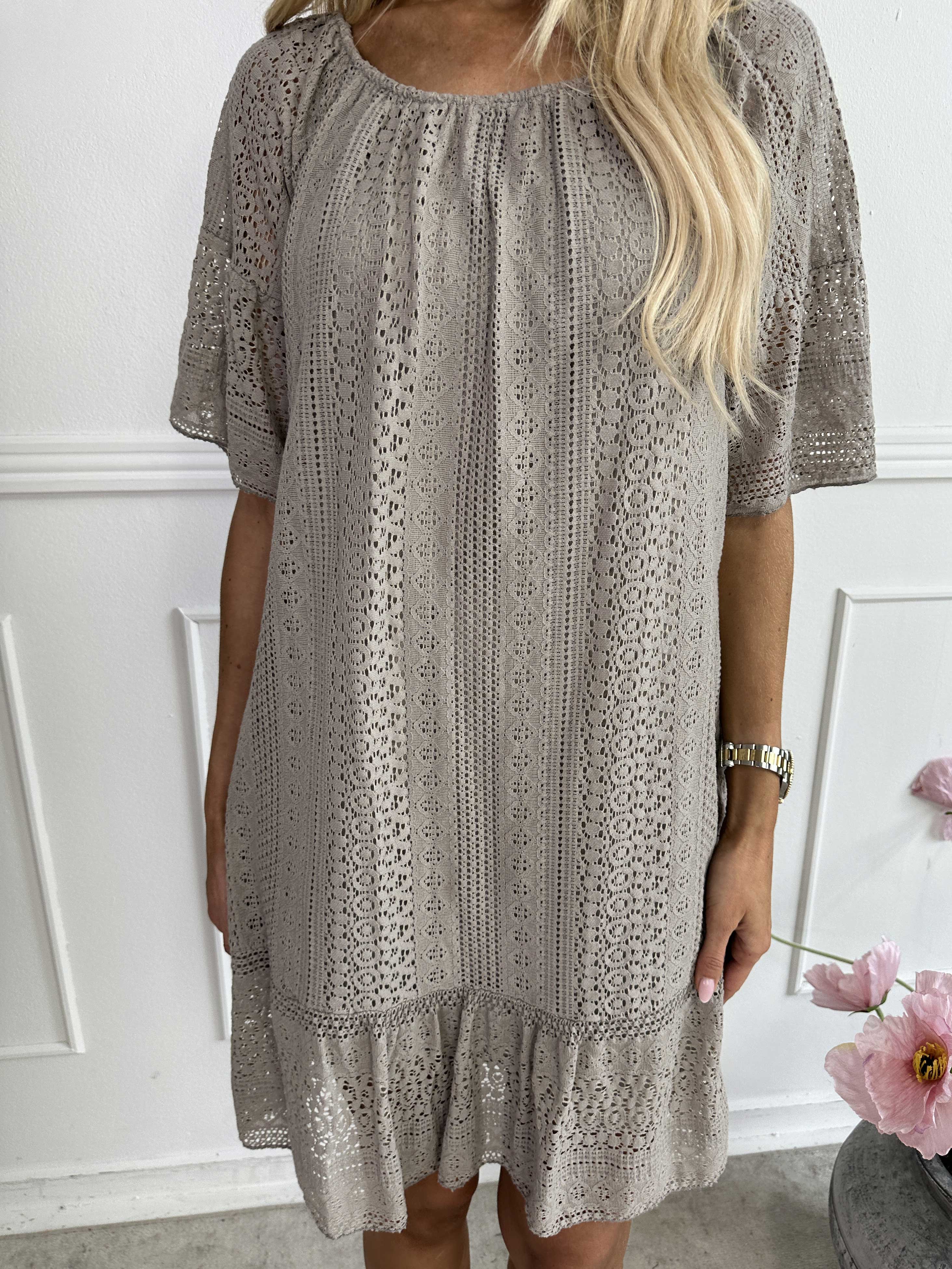 Galateia Sleeves - Kjole i blød blonde i bomuld