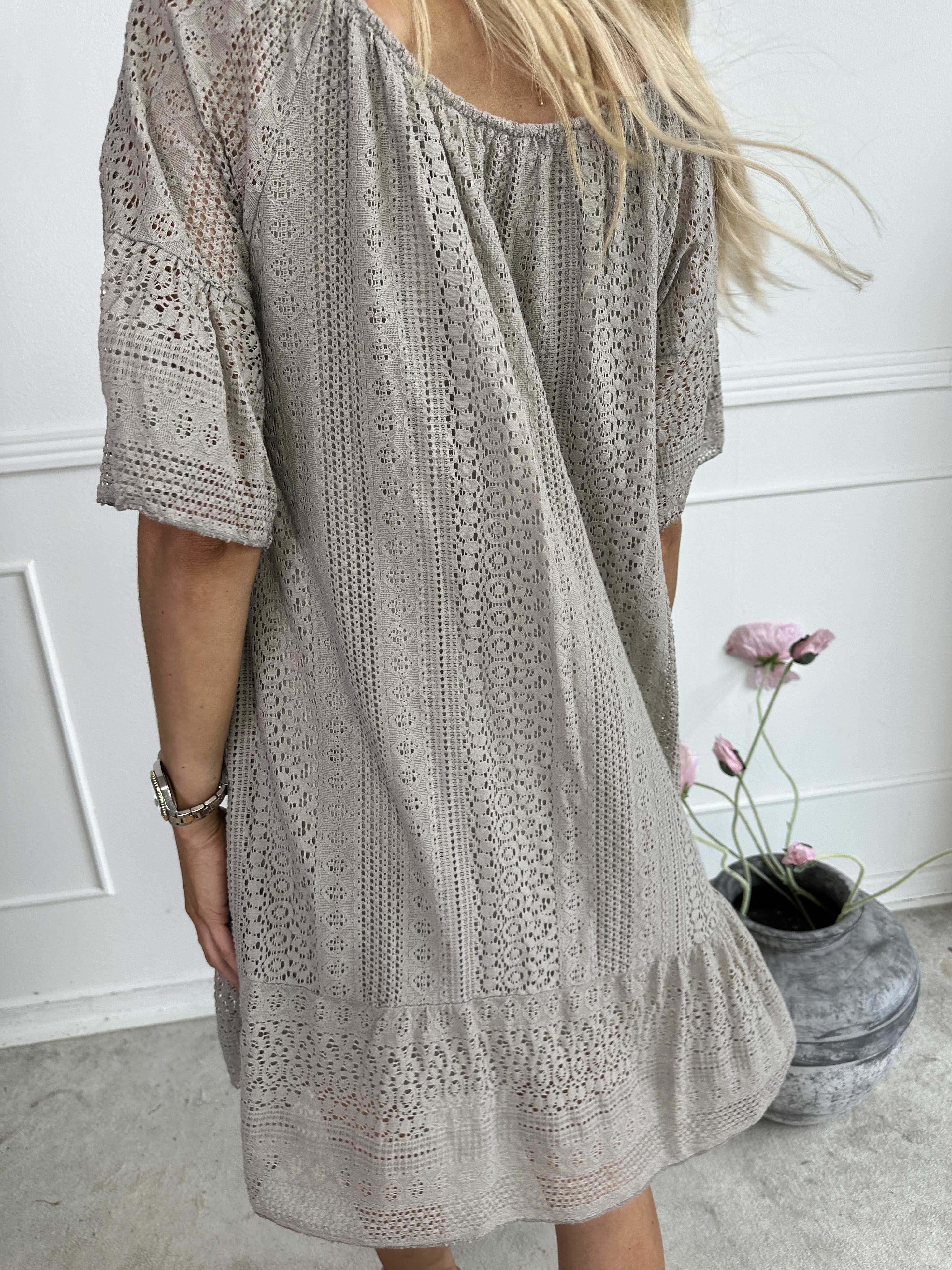 Galateia Sleeves - Kjole i blød blonde i bomuld