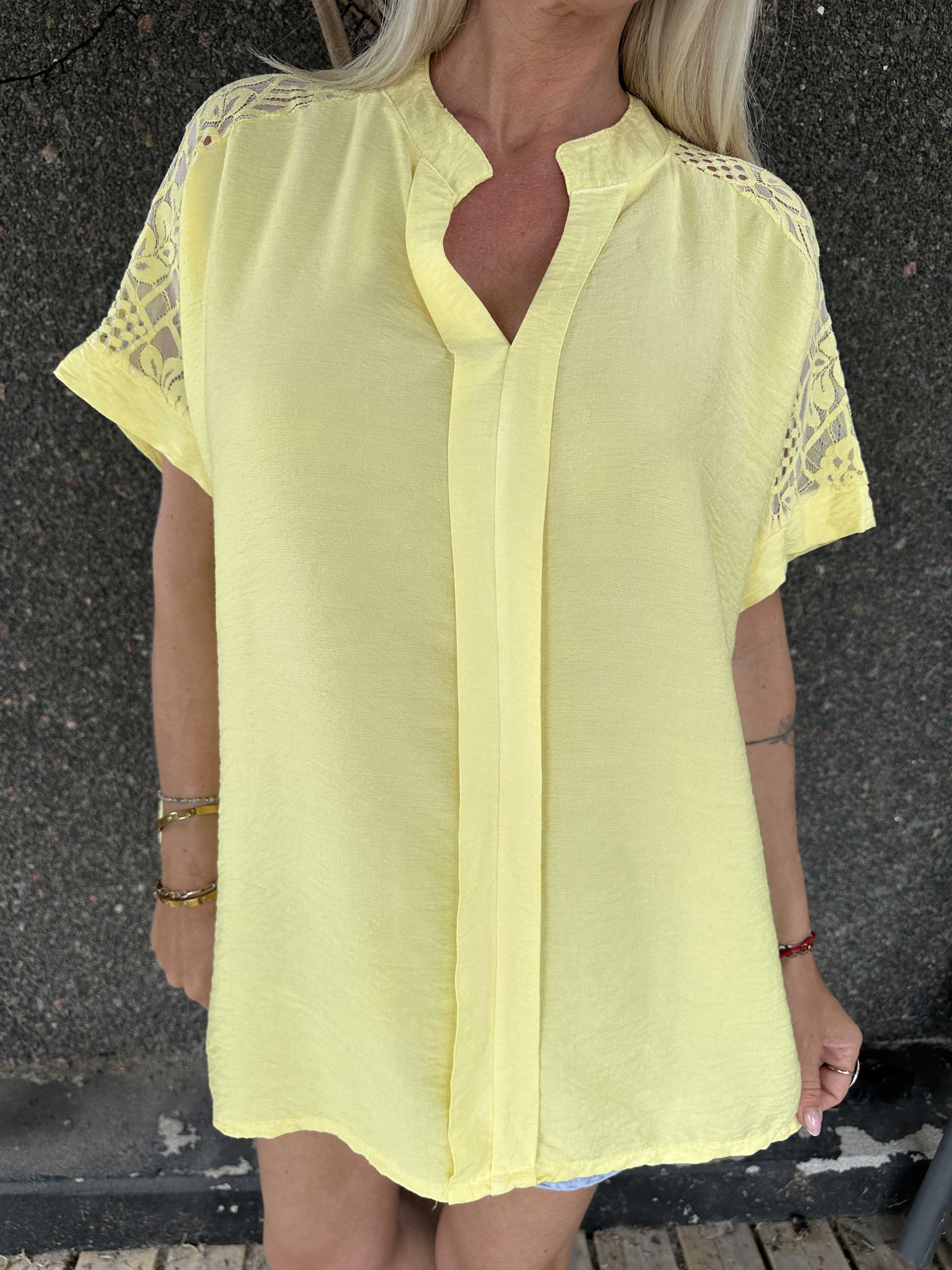 Galene - Sød tunika i viskose med blondedetaljer