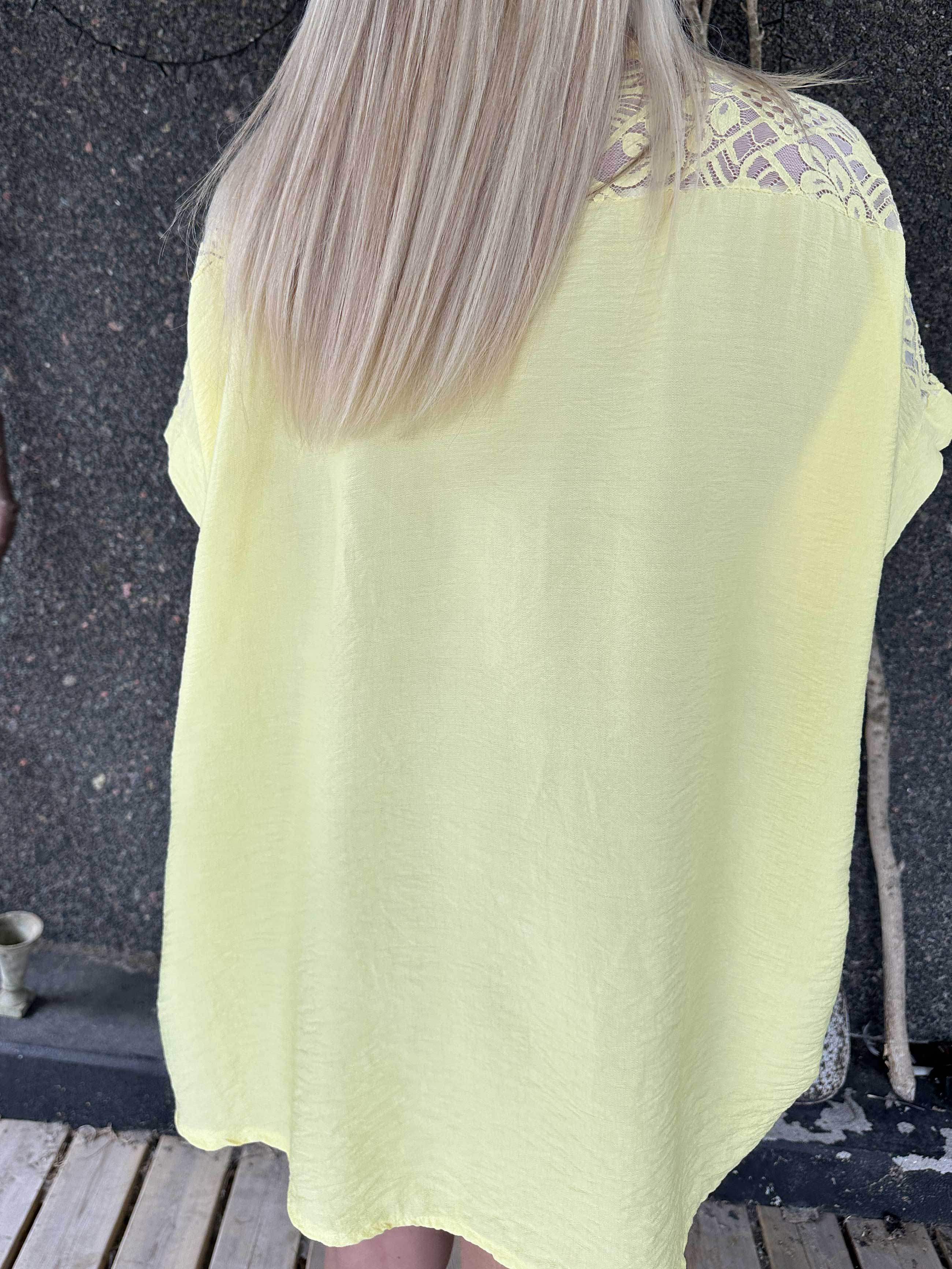 Galene - Sød tunika i viskose med blondedetaljer