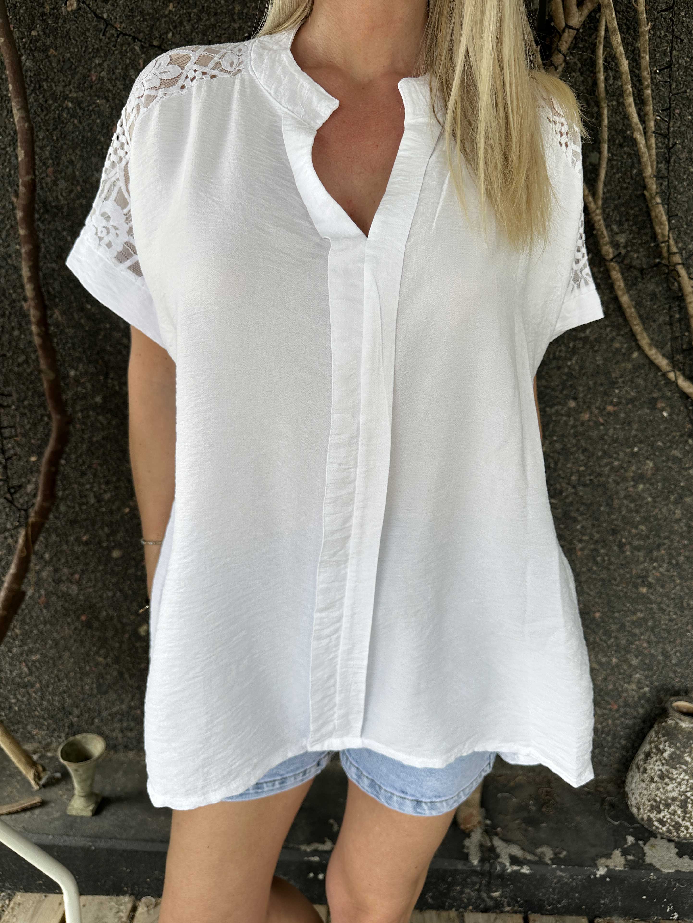 Galene - Sød tunika i viskose med blondedetaljer