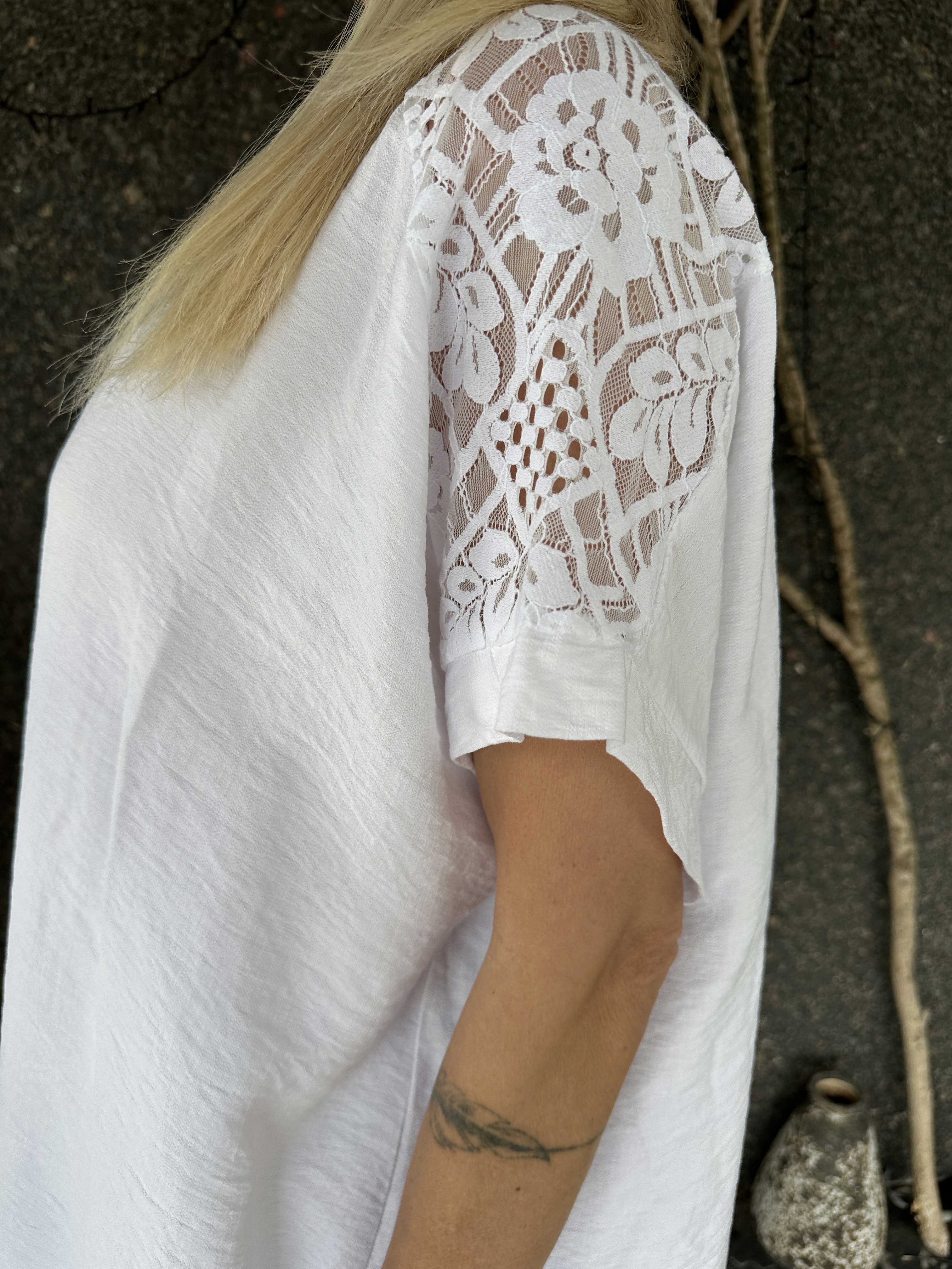 Galene - Sød tunika i viskose med blondedetaljer