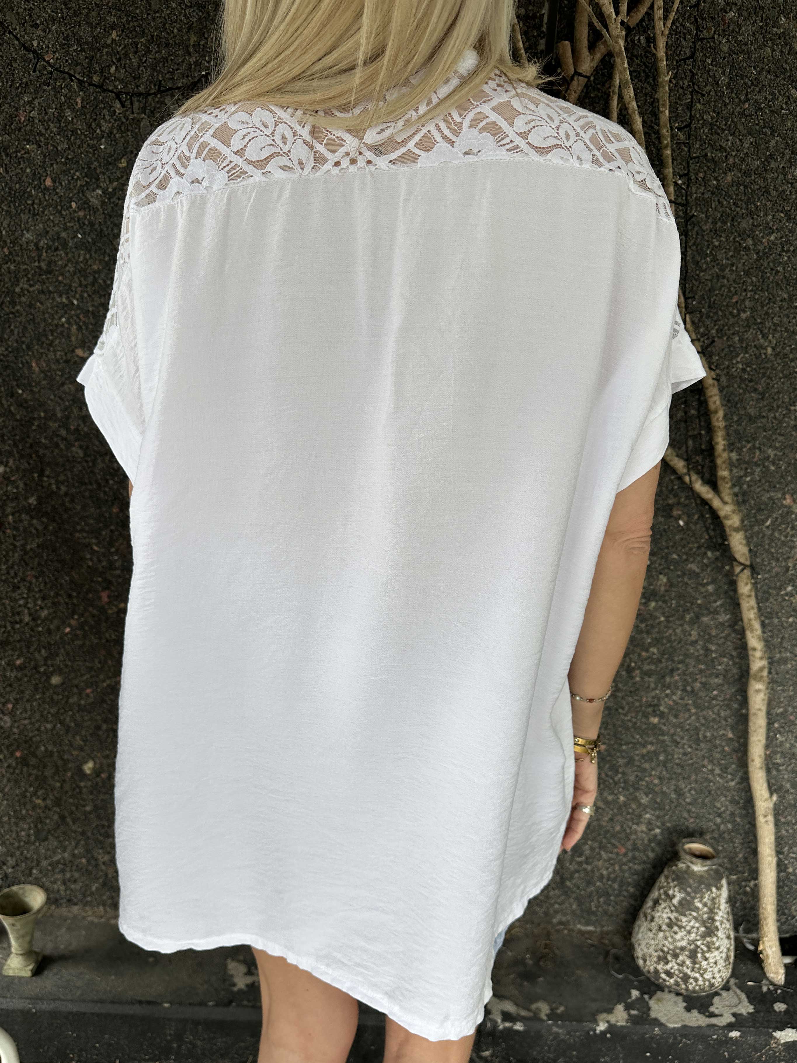 Galene - Sød tunika i viskose med blondedetaljer