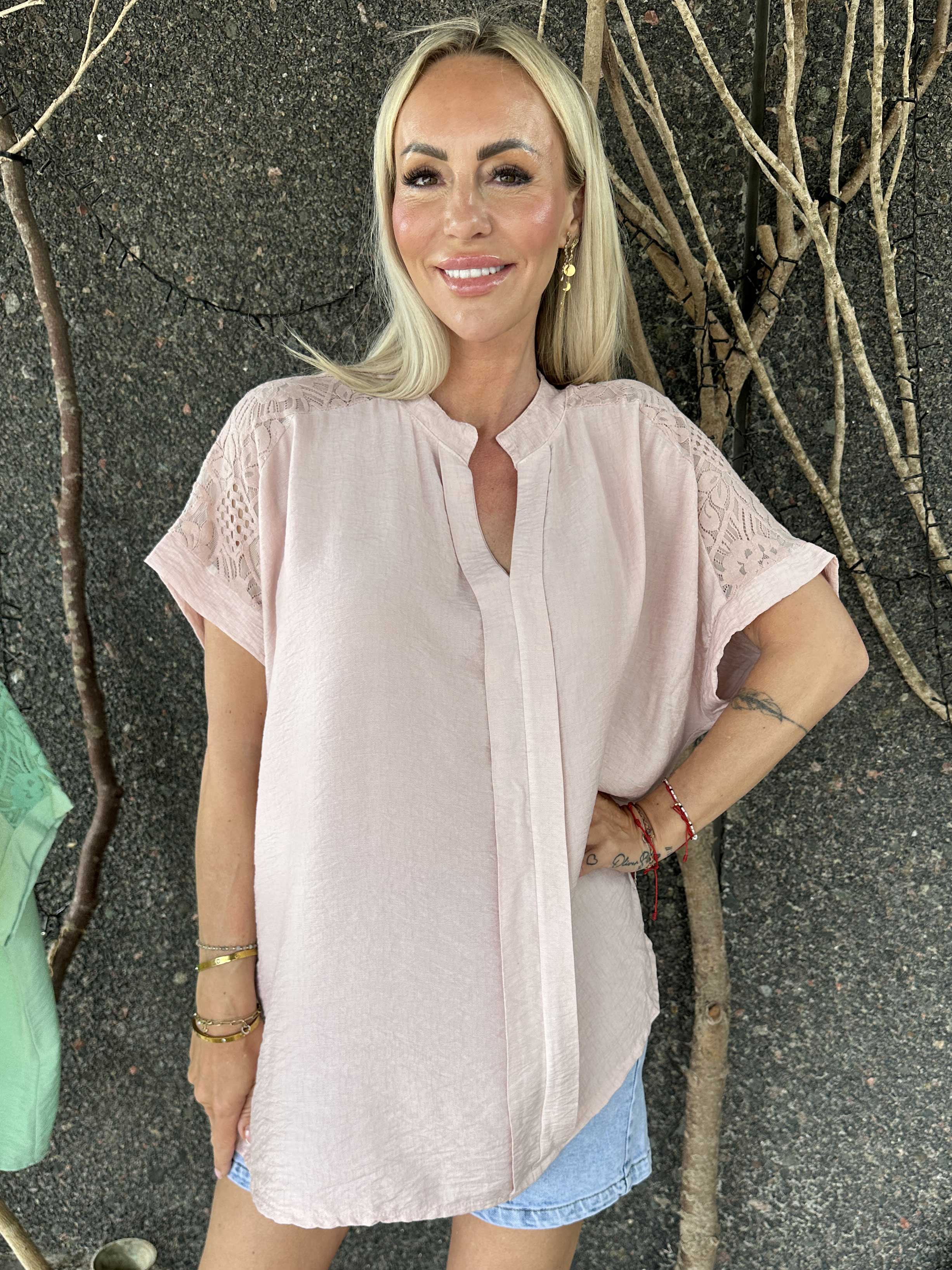 Galene - Sød tunika i viskose med blondedetaljer