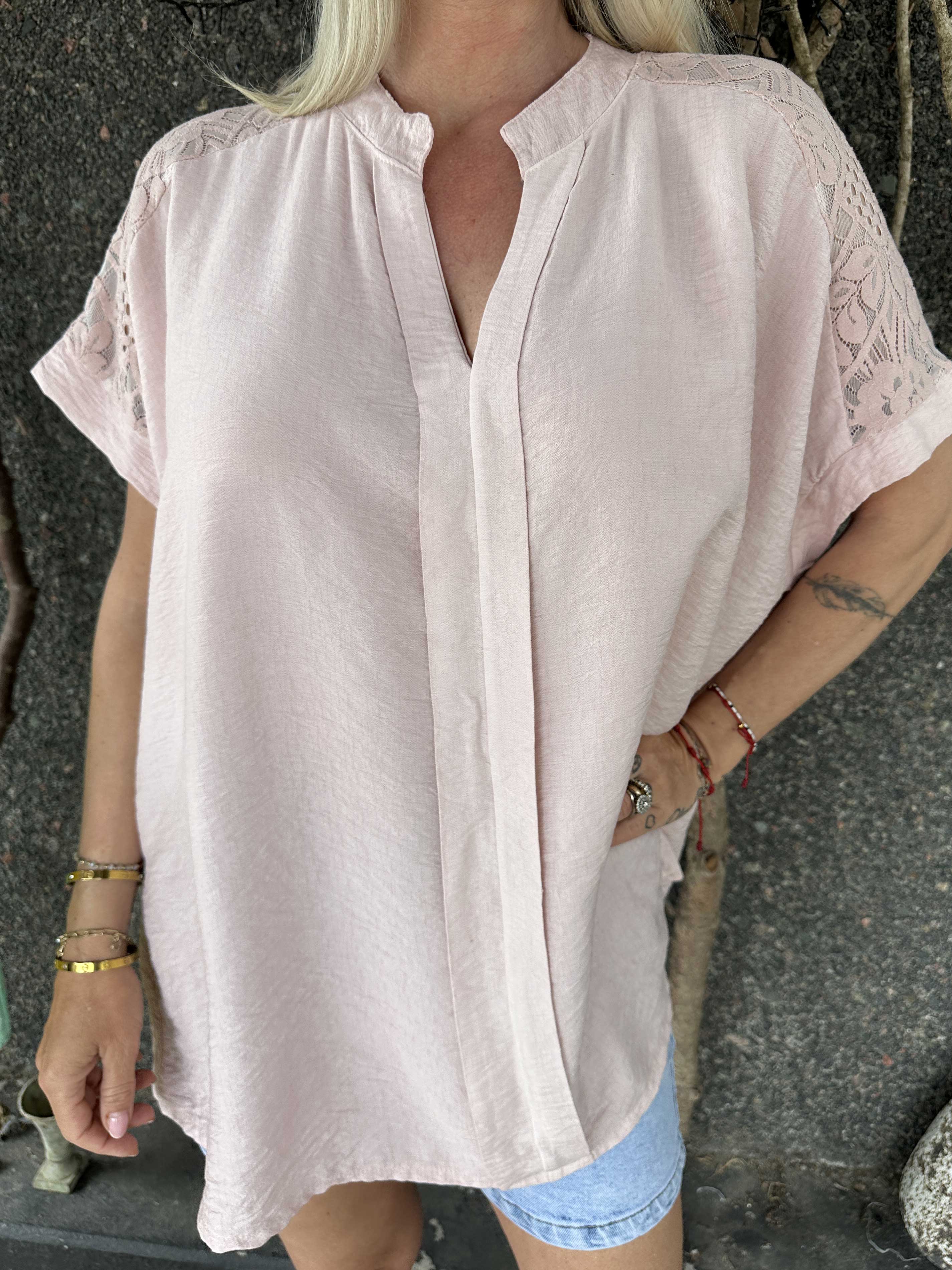 Galene - Sød tunika i viskose med blondedetaljer