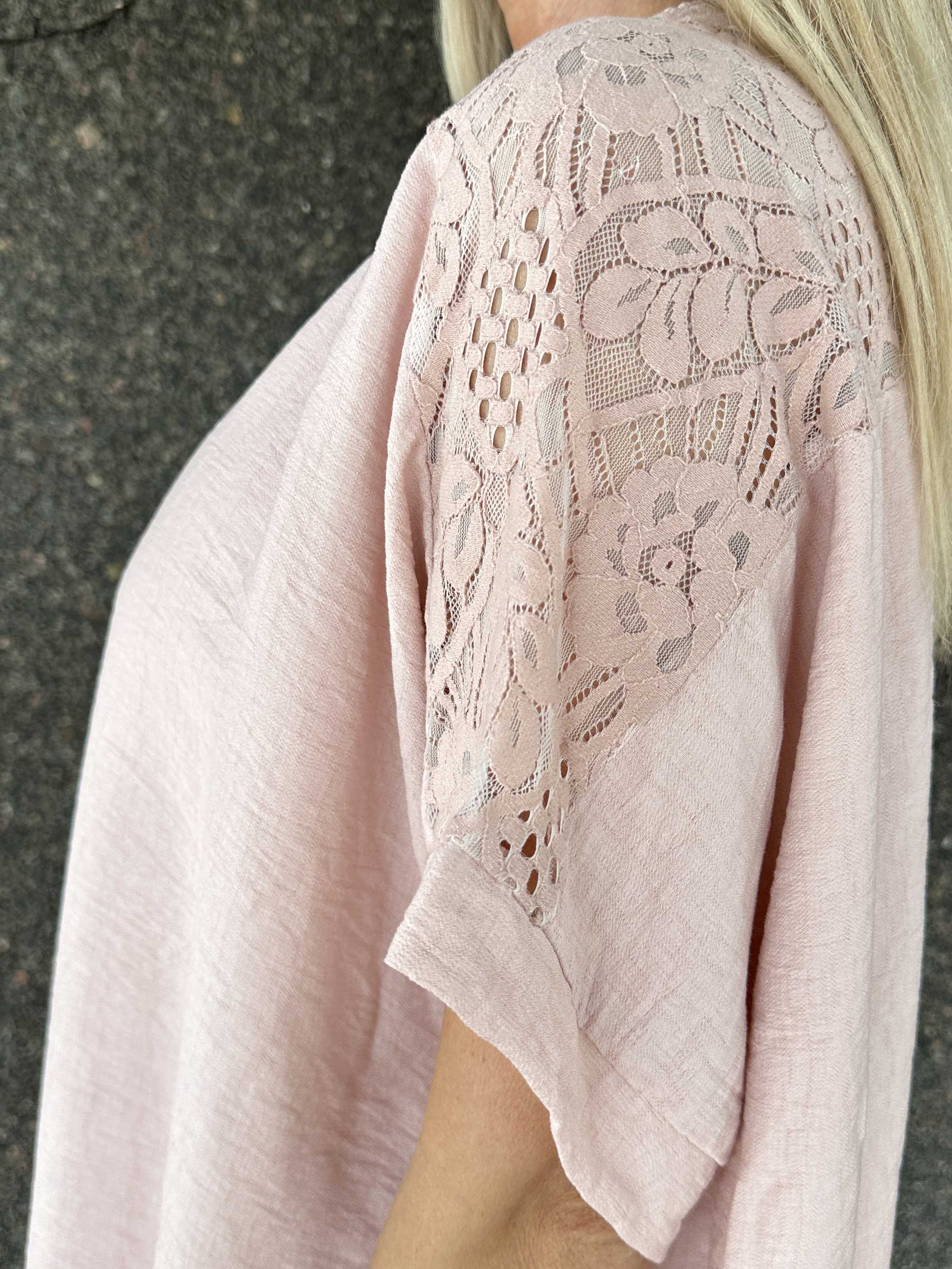 Galene - Sød tunika i viskose med blondedetaljer