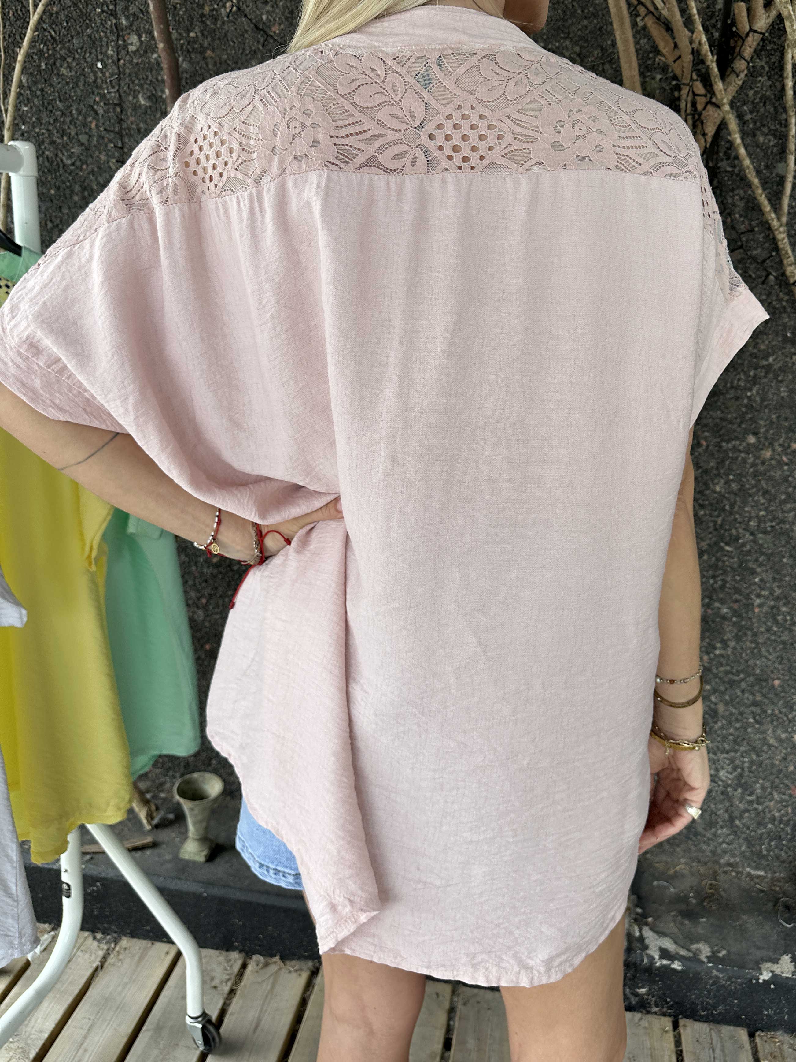 Galene - Sød tunika i viskose med blondedetaljer