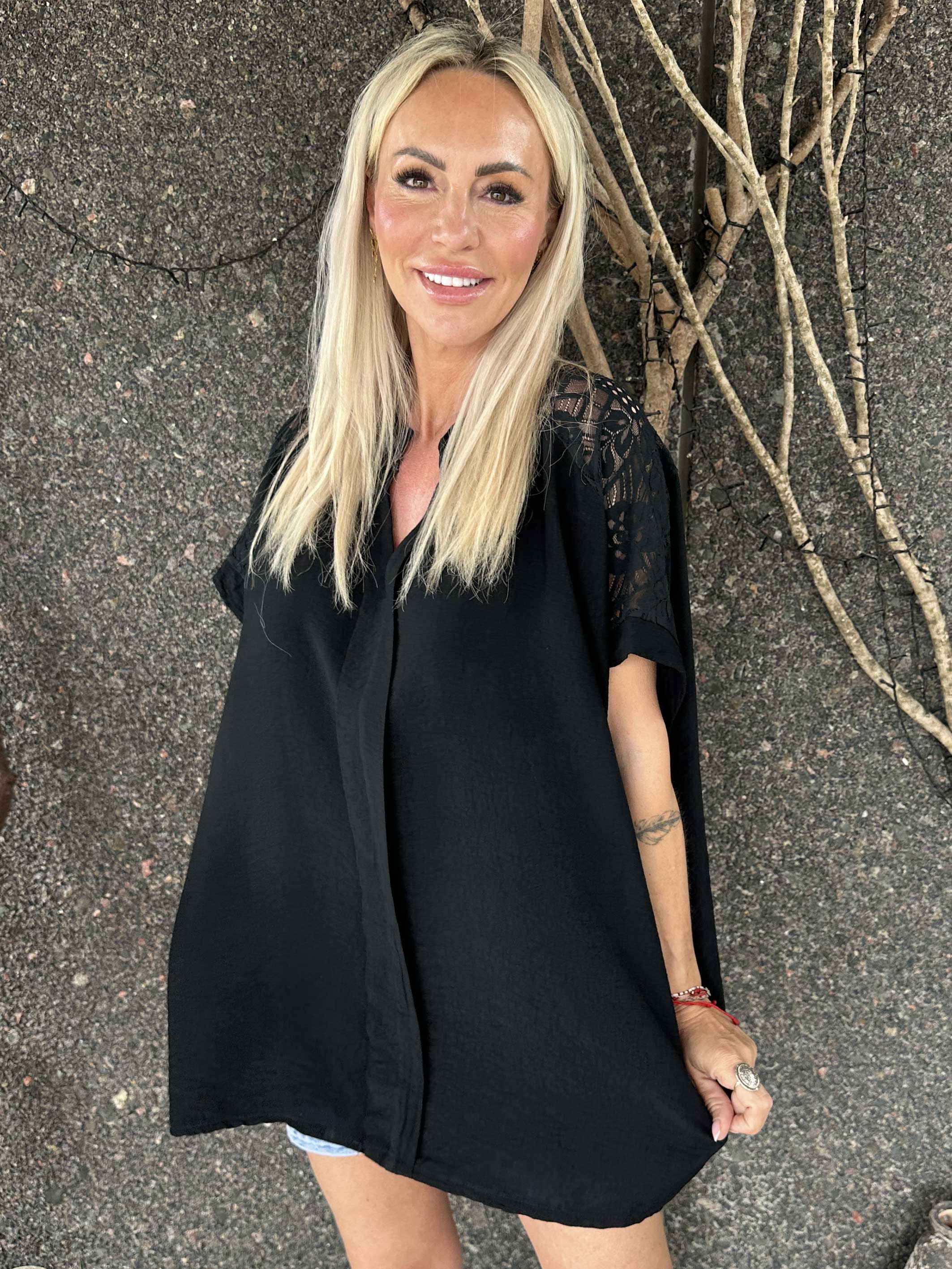 Galene - Sød tunika i viskose med blondedetaljer