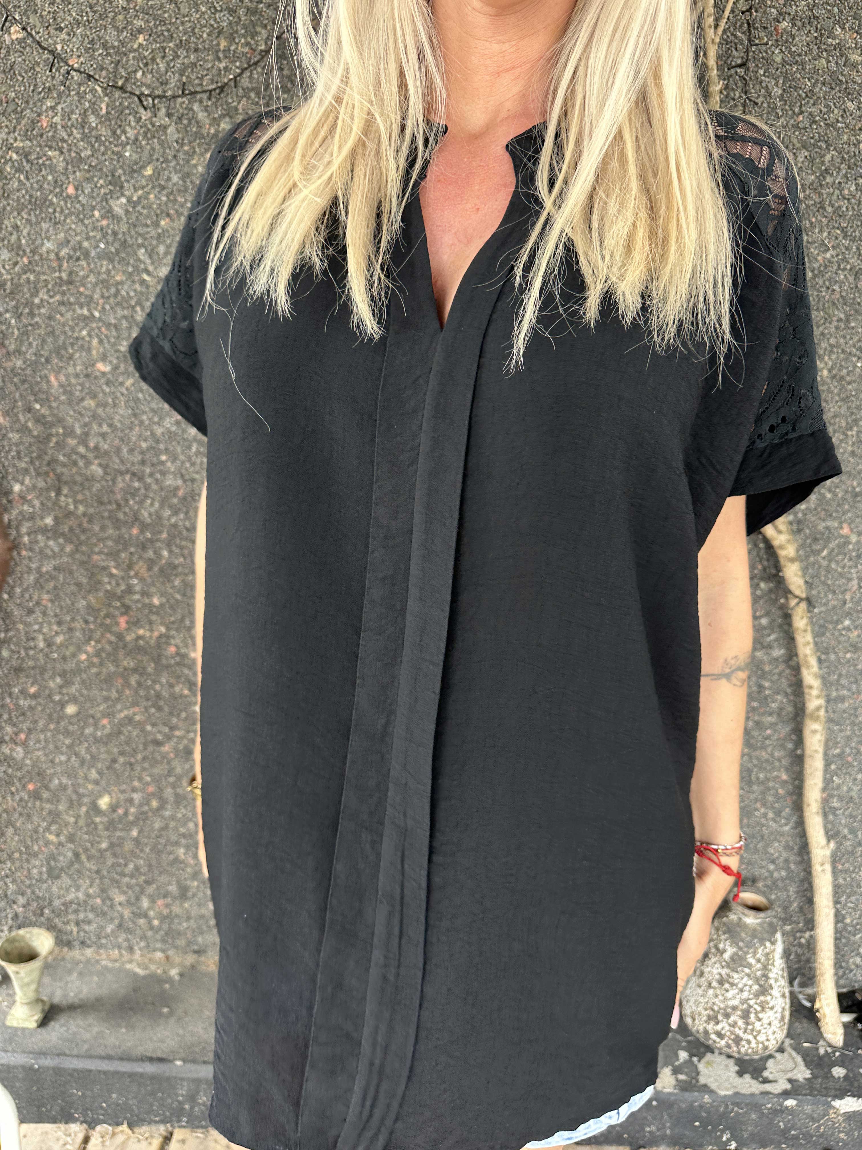 Galene - Sød tunika i viskose med blondedetaljer