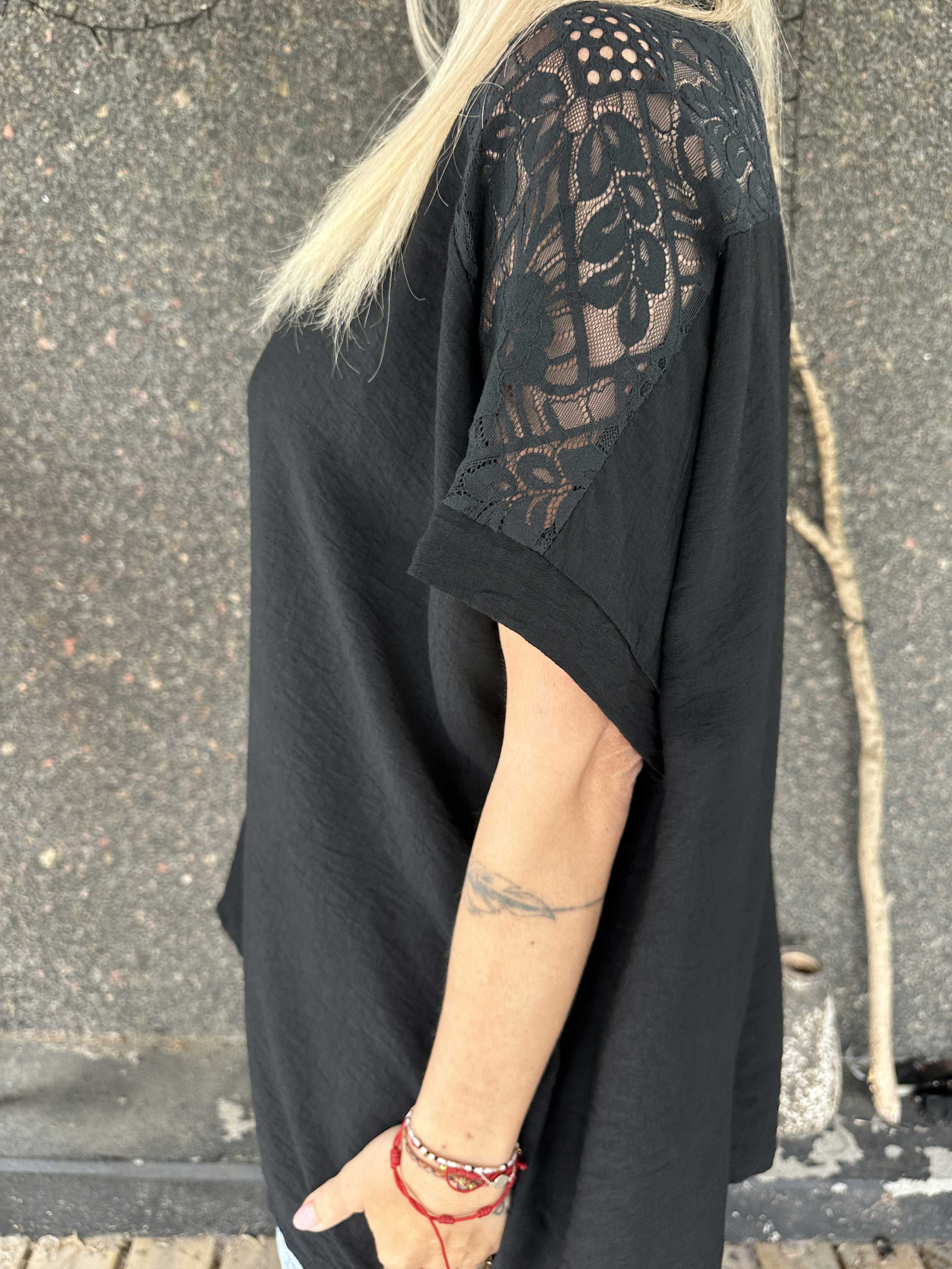 Galene - Sød tunika i viskose med blondedetaljer