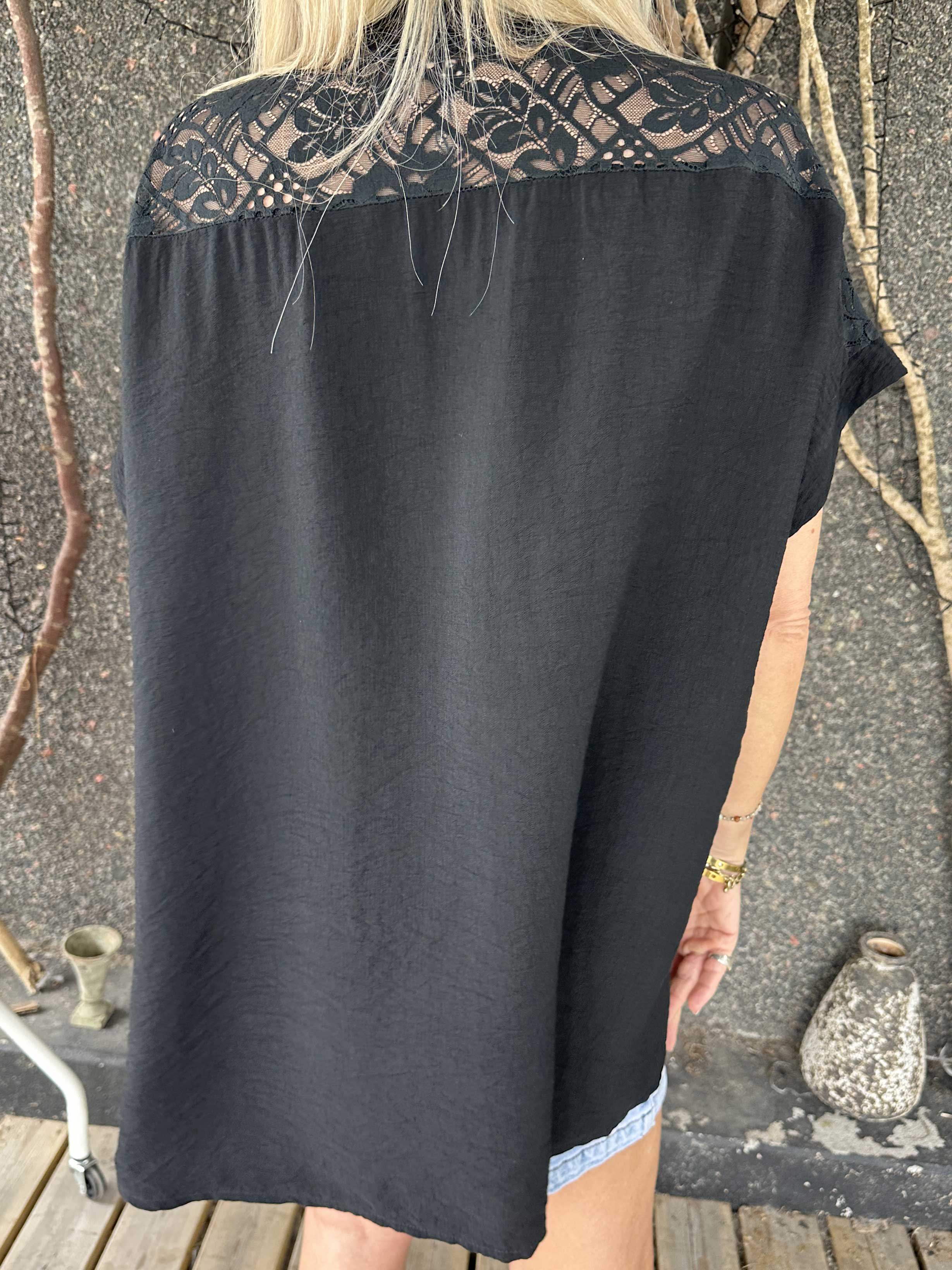 Galene - Sød tunika i viskose med blondedetaljer