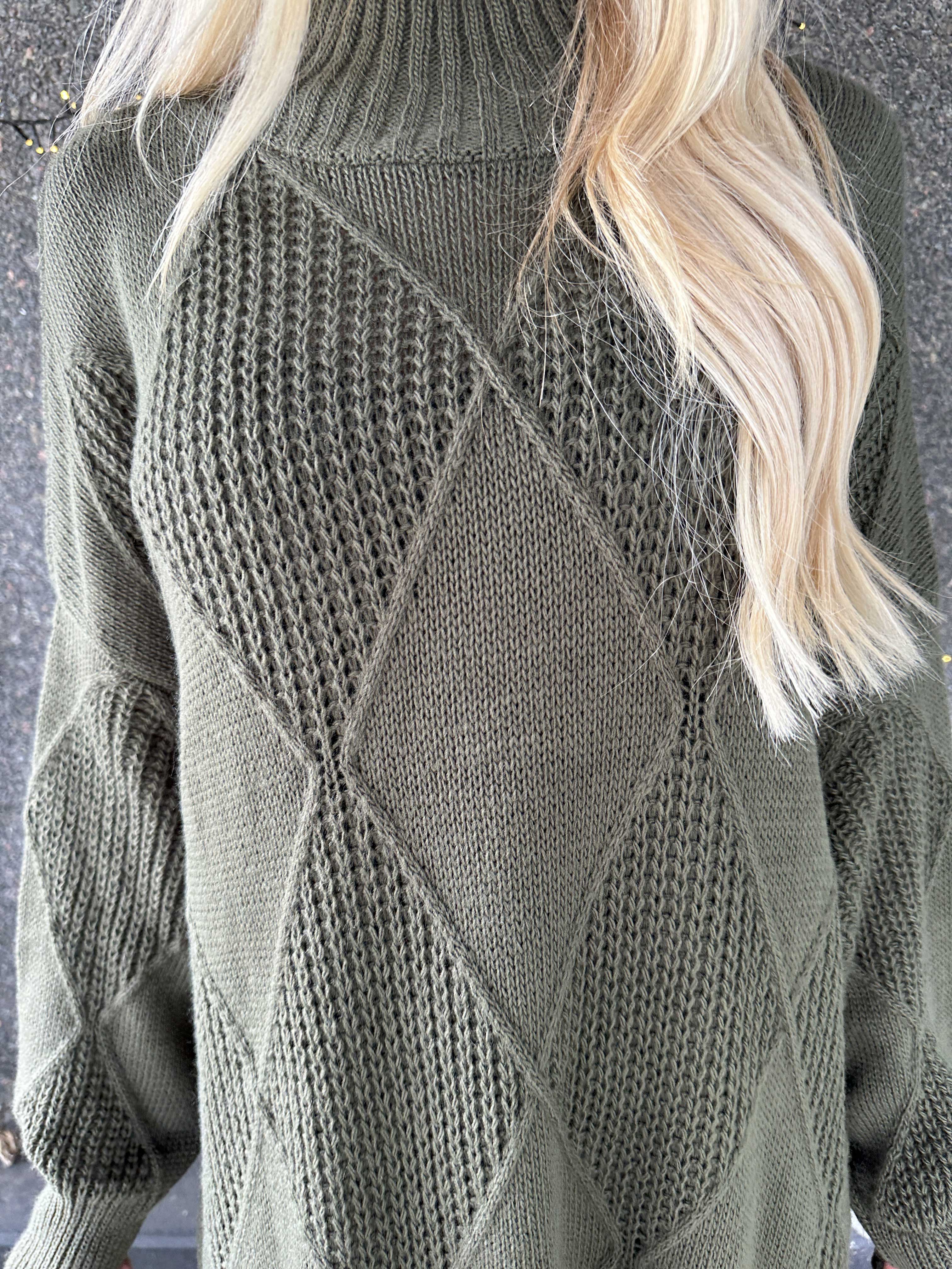 Garaldine - Strikkjole med strikket mønster og turtleneck