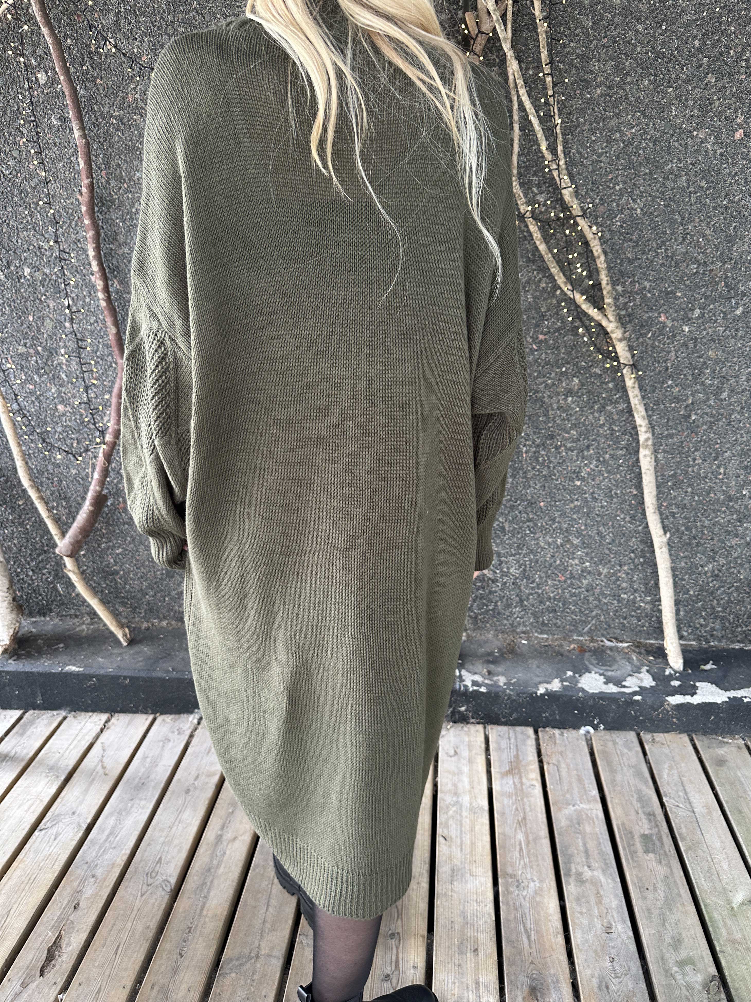 Garaldine - Strikkjole med strikket mønster og turtleneck