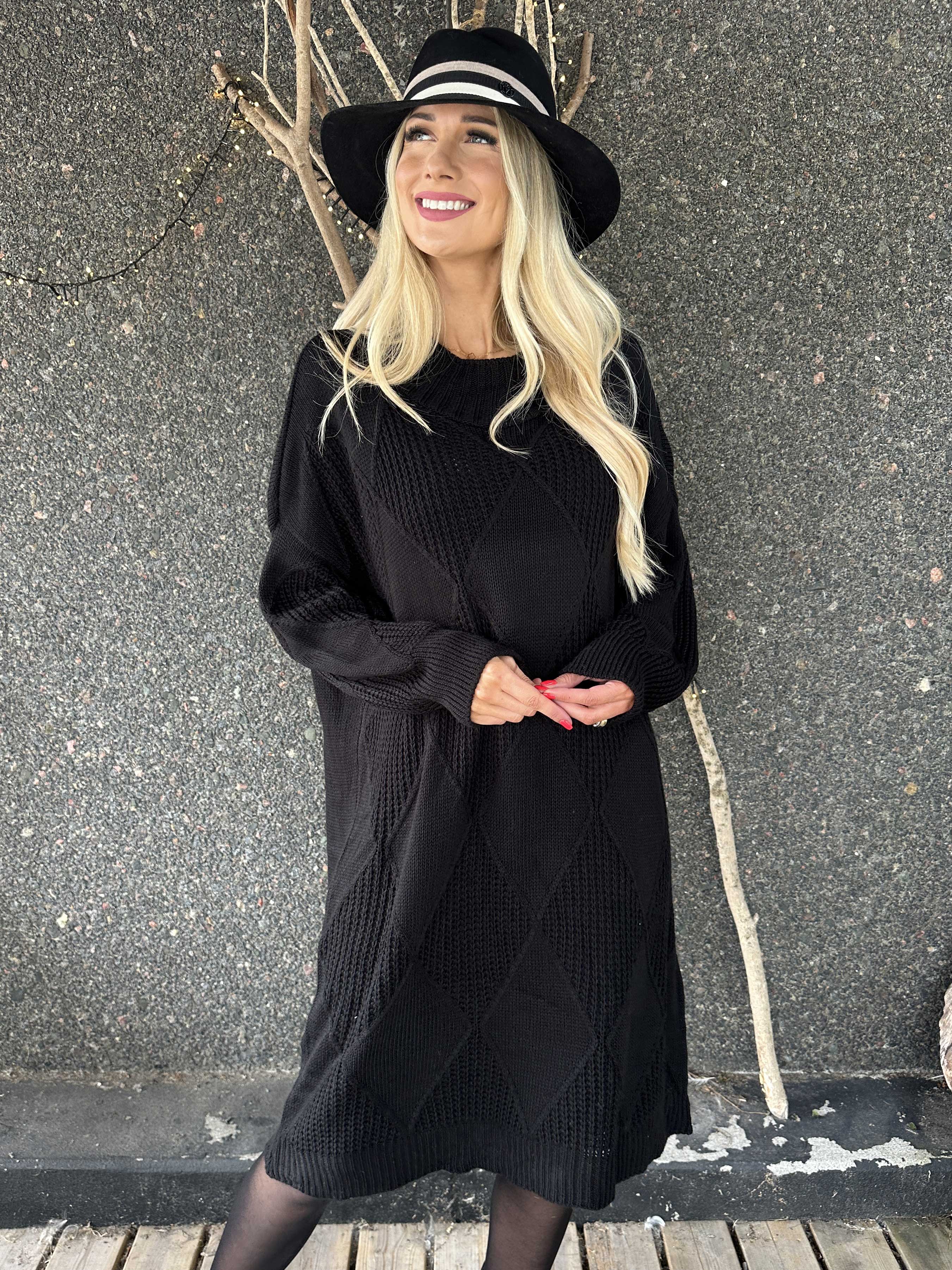 Garaldine - Strikkjole med strikket mønster og turtleneck