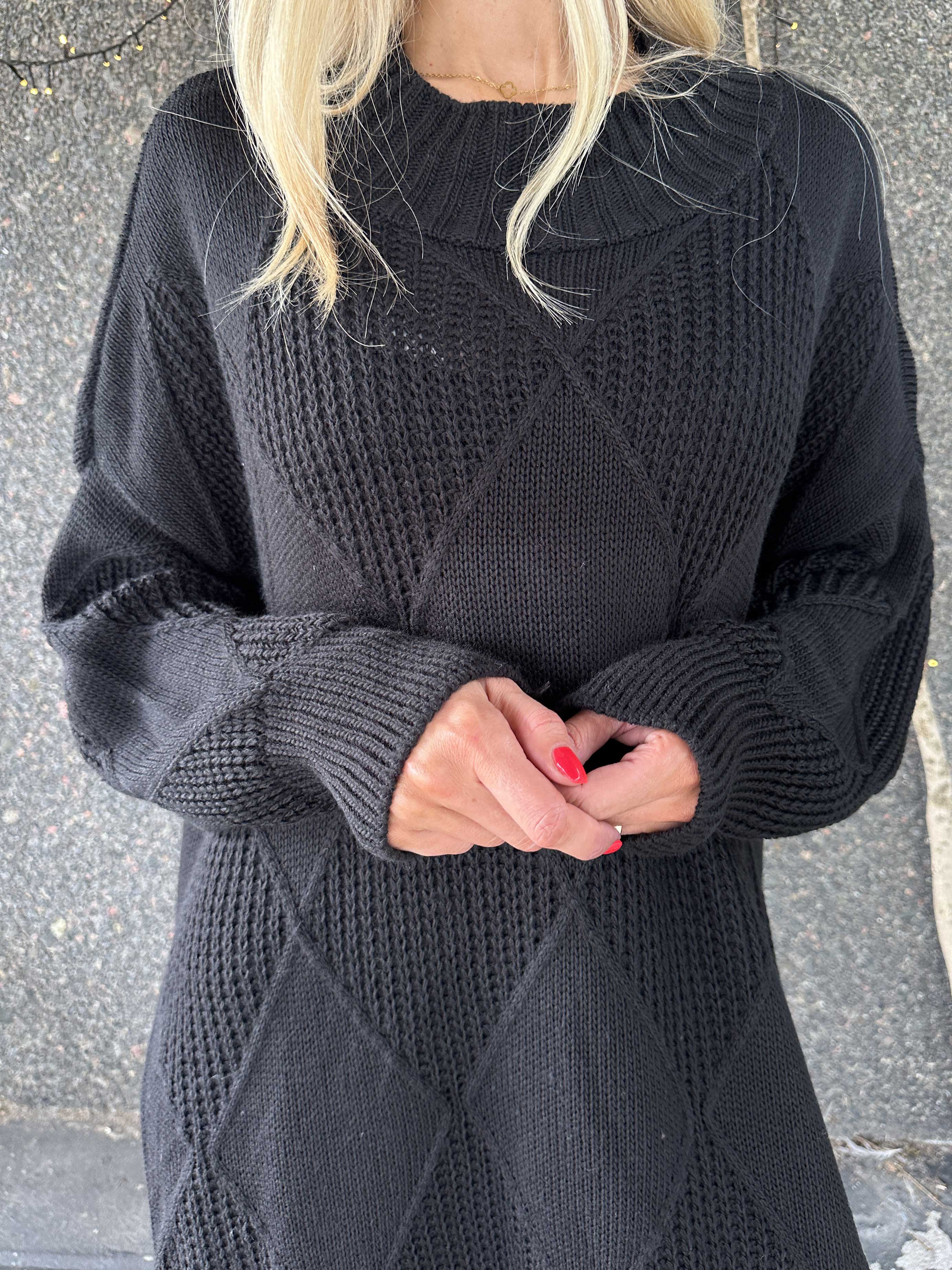 Garaldine - Strikkjole med strikket mønster og turtleneck