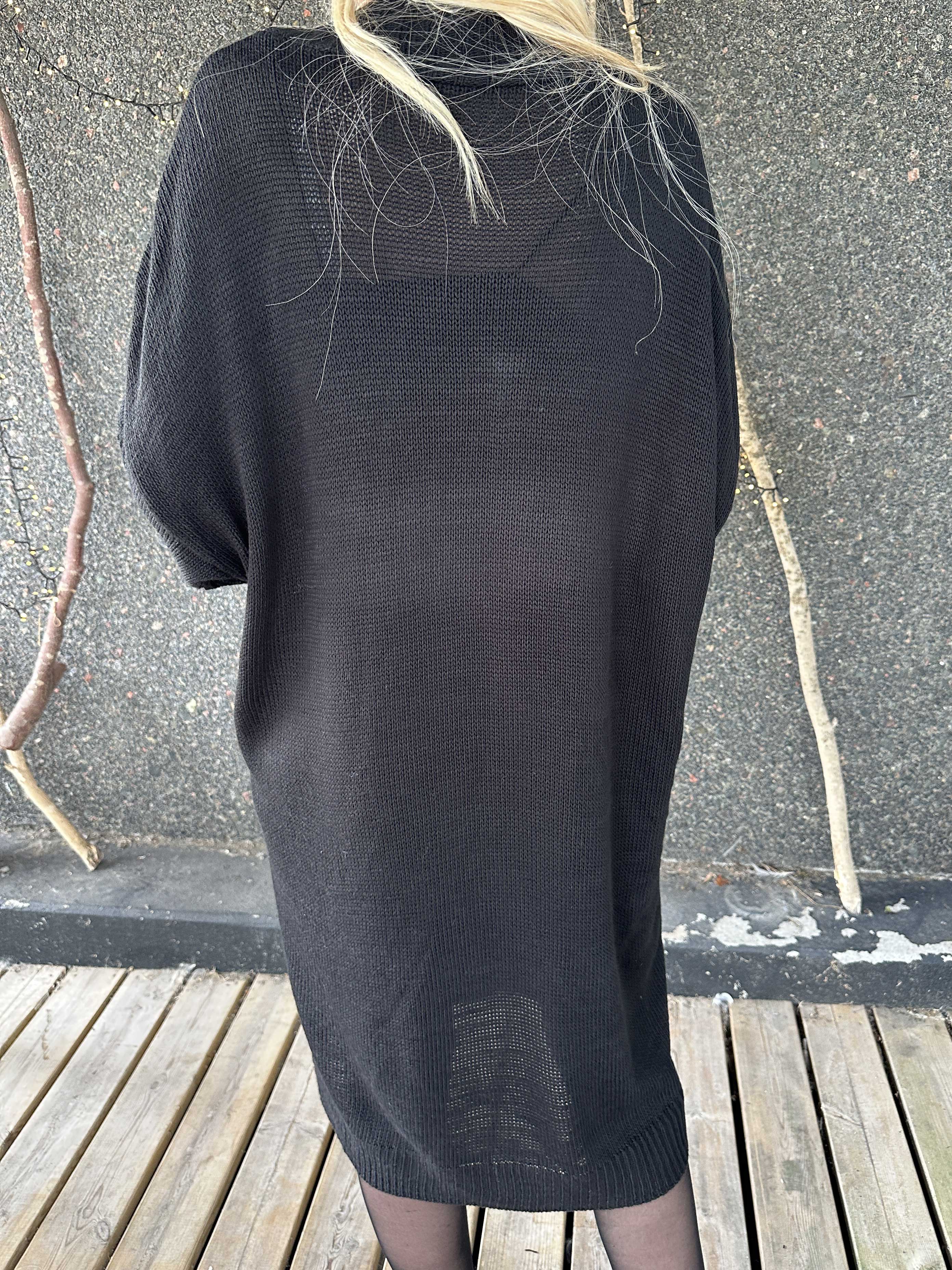 Garaldine - Strikkjole med strikket mønster og turtleneck