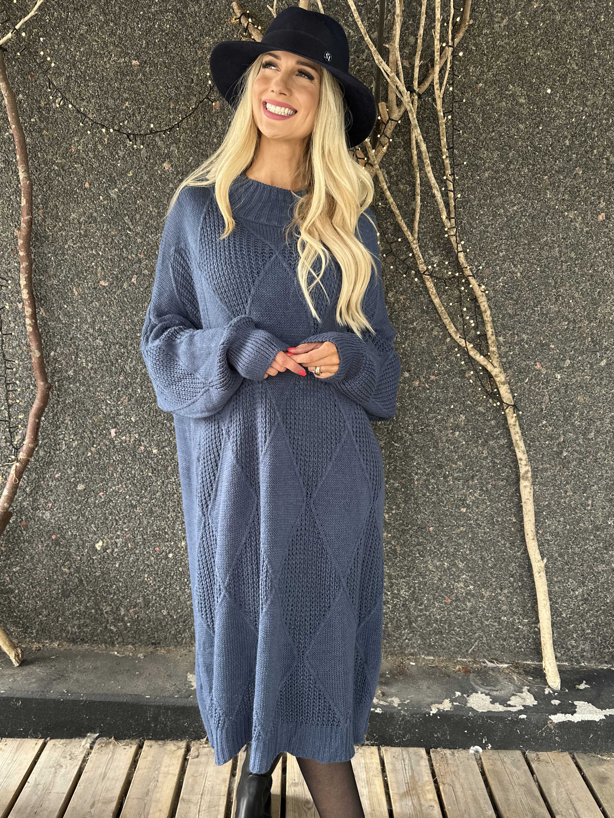 Garaldine - Strikkjole med strikket mønster og turtleneck