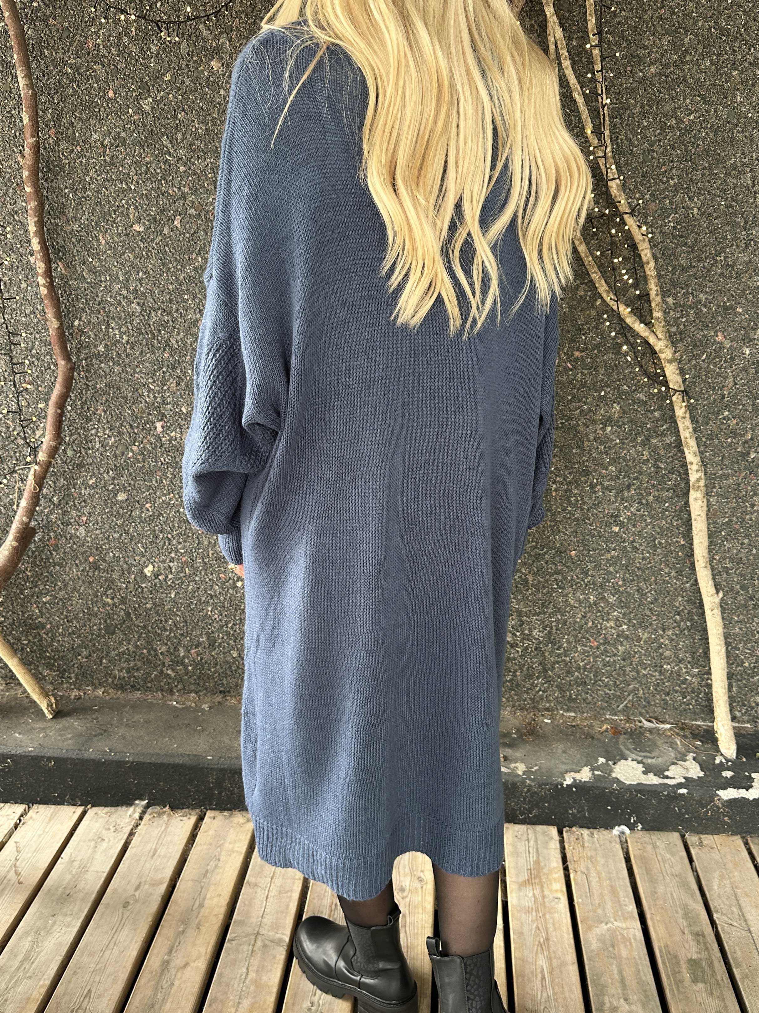 Garaldine - Strikkjole med strikket mønster og turtleneck